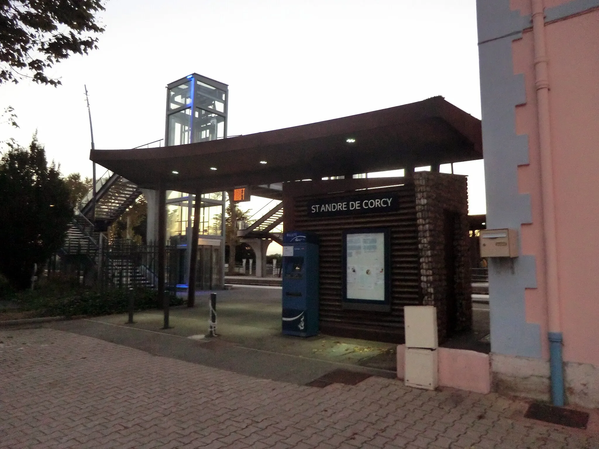 Photo showing: Accès aux quais à la gare de Saint-André-de-Corcy.