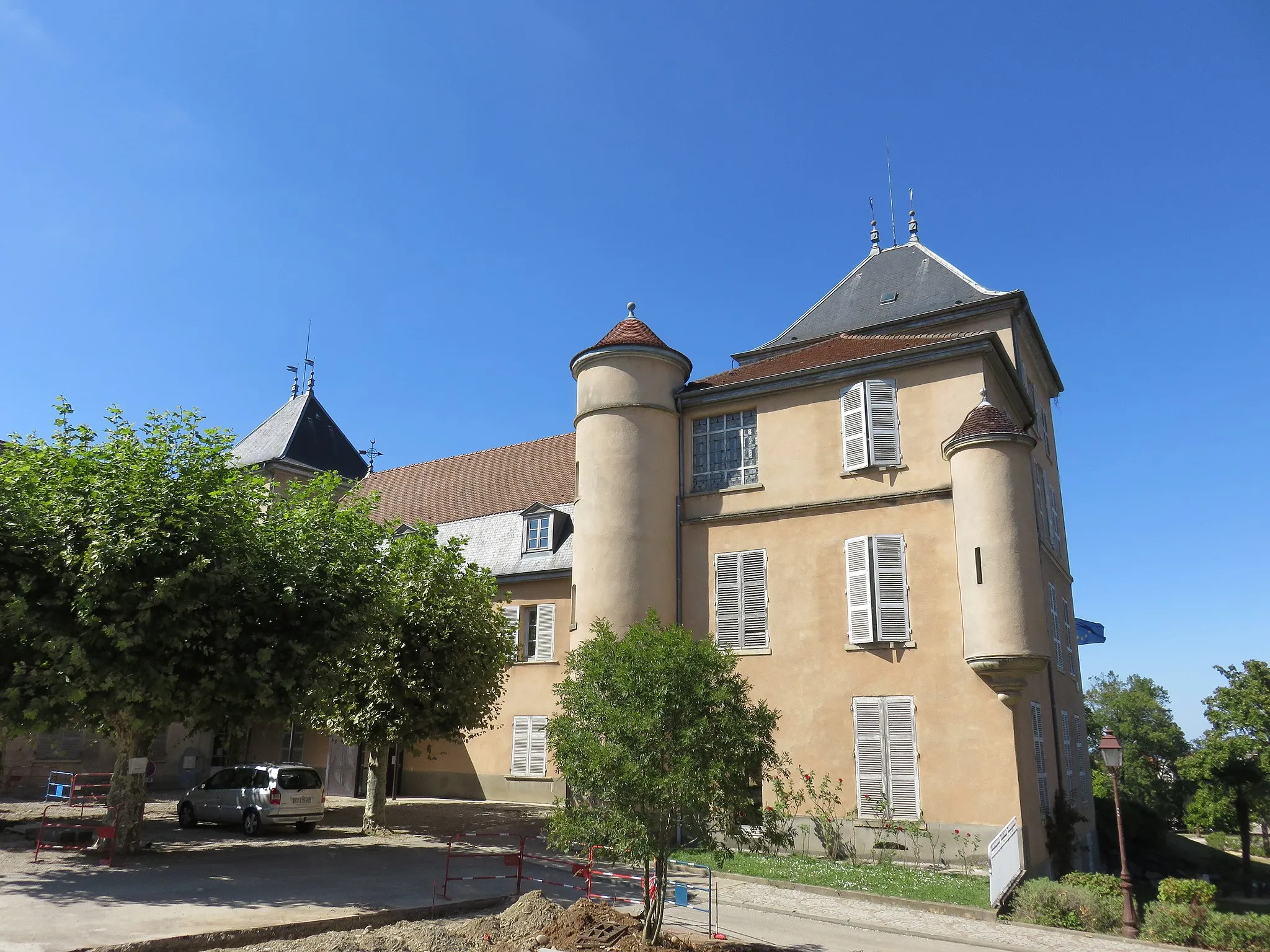 Photo showing: Maison forte de Mures, aujourd'hui partiellement utilisée comme hôtel de ville, à Saint-Bonnet-de-Mure (Rhône, France).