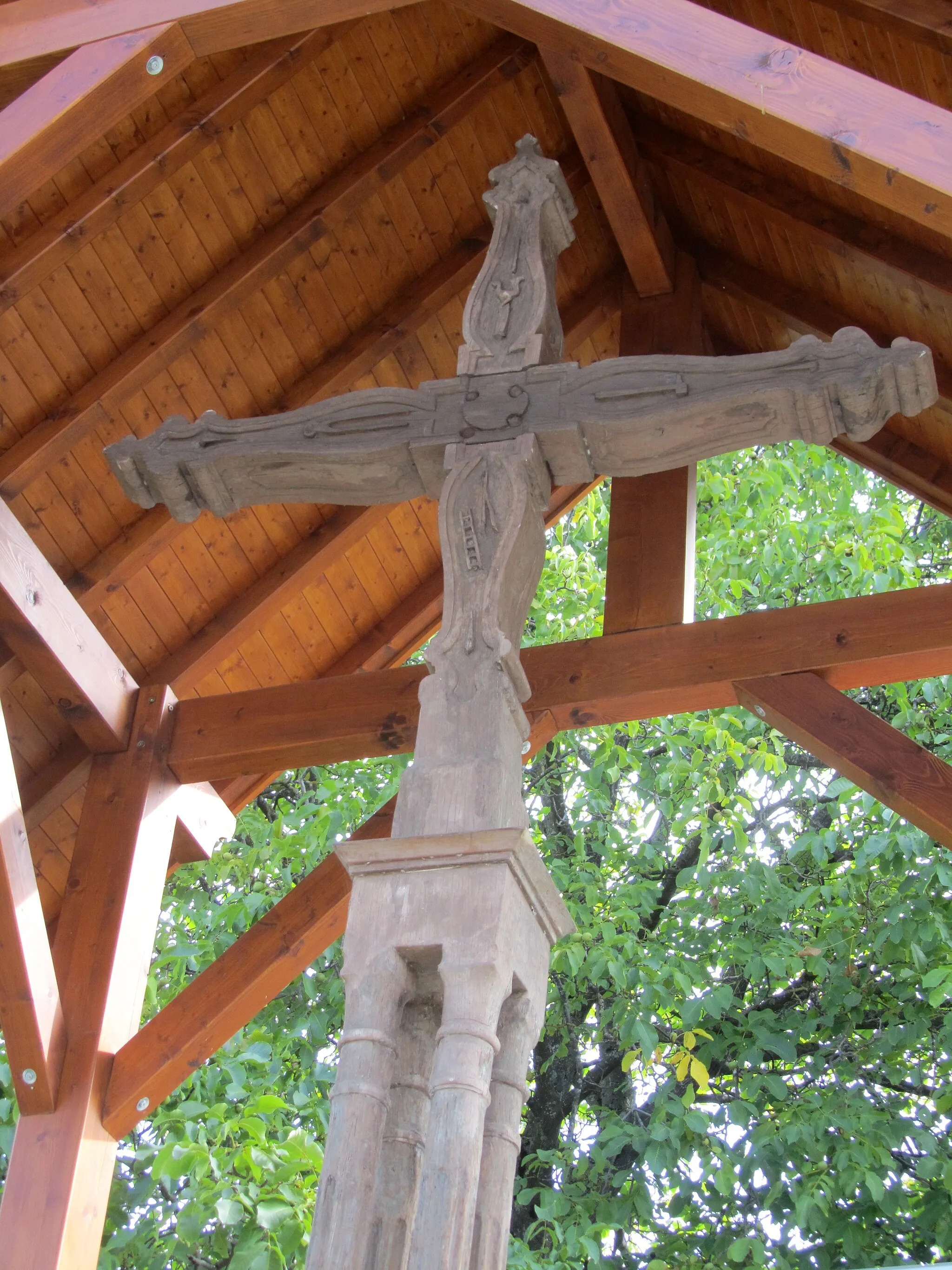 Photo showing: Croix de chemin de Saint-Cergues (Haute-Savoie), en bois sculpté