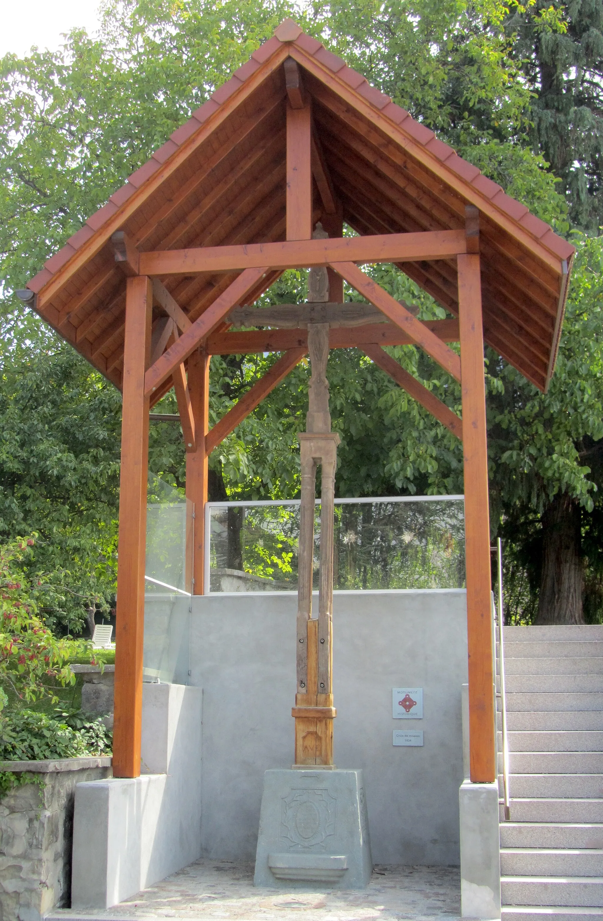 Photo showing: Croix de chemin de Saint-Cergues (Haute-Savoie), en bois sculpté