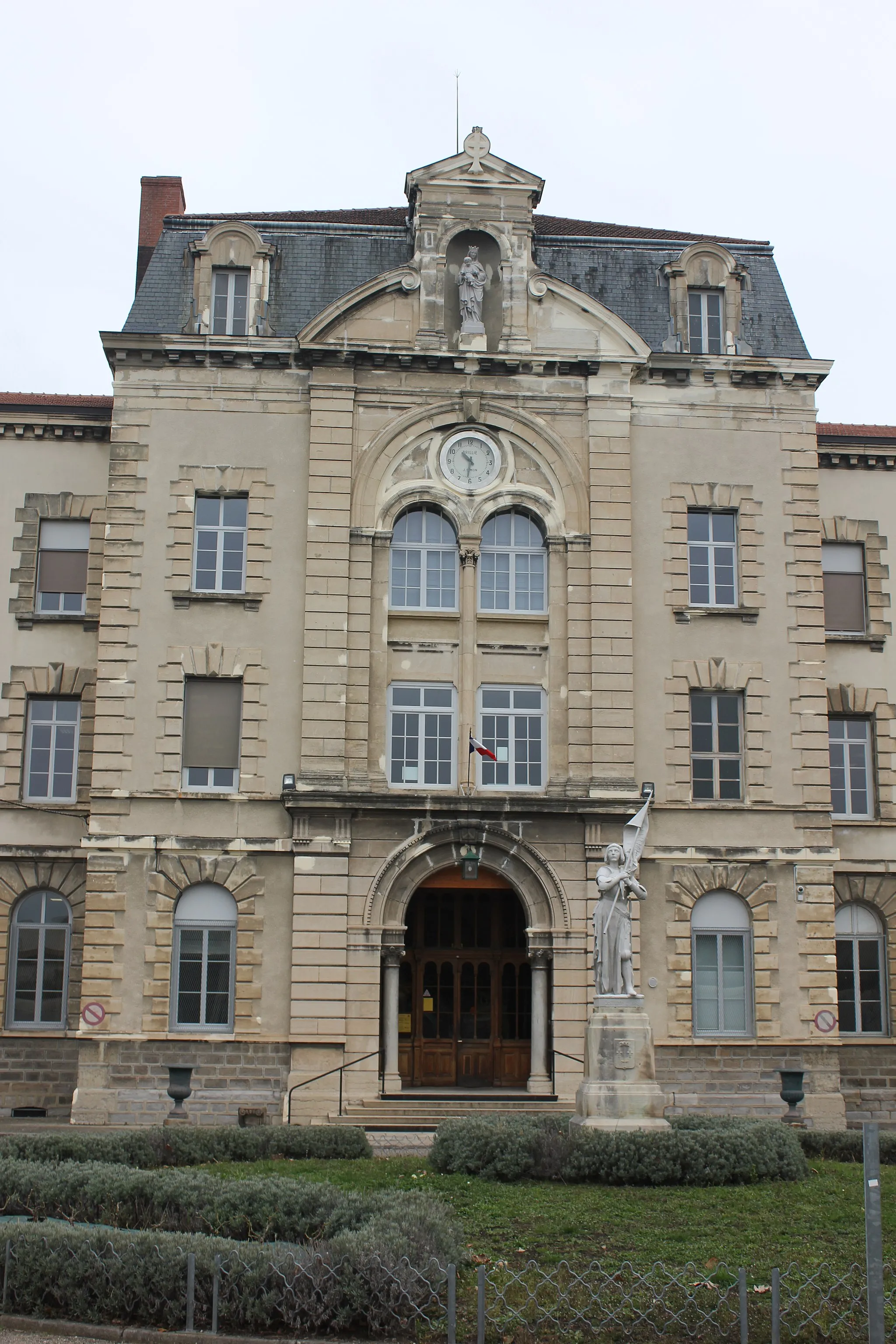 Photo showing: entrée du bâtiment principal de l’institution Sainte Marie la grand'grange (ISMGG). 15 route du coin à Saint Chamond.
