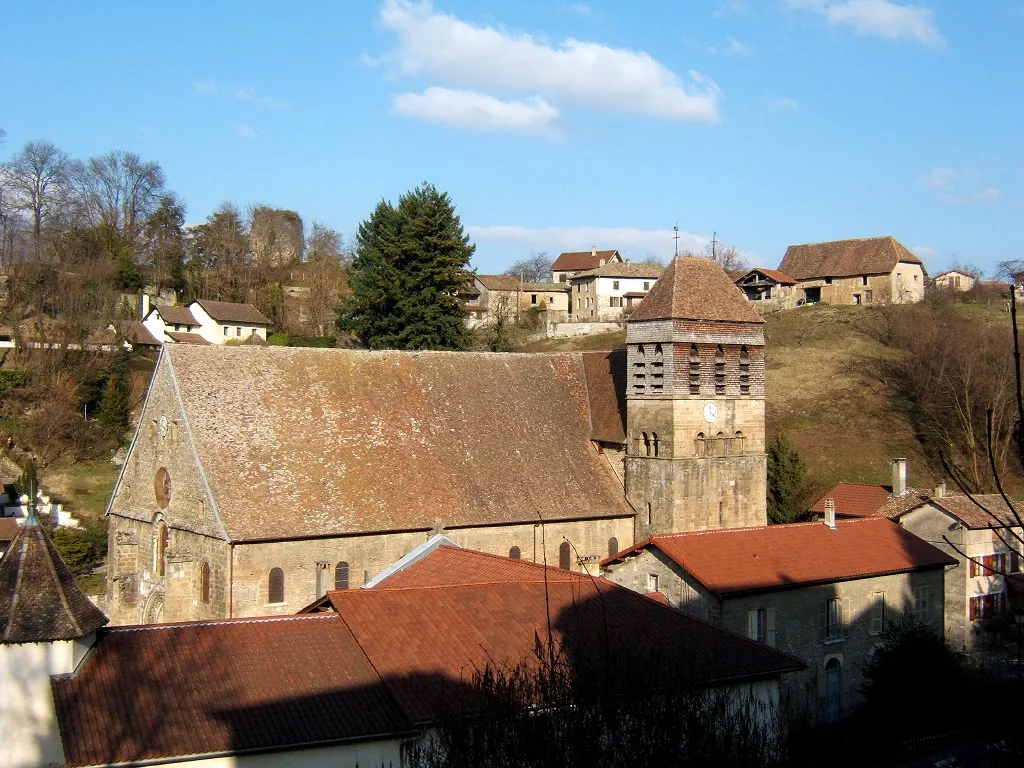 Photo showing: Vue Générale de Saint-Chef (Isère, France) - Au centre, l'église abbatiale. Au fond, on distingue (sur la gauche) la Tour du Poulet et (tout à droite) une ferme typique en pisé.