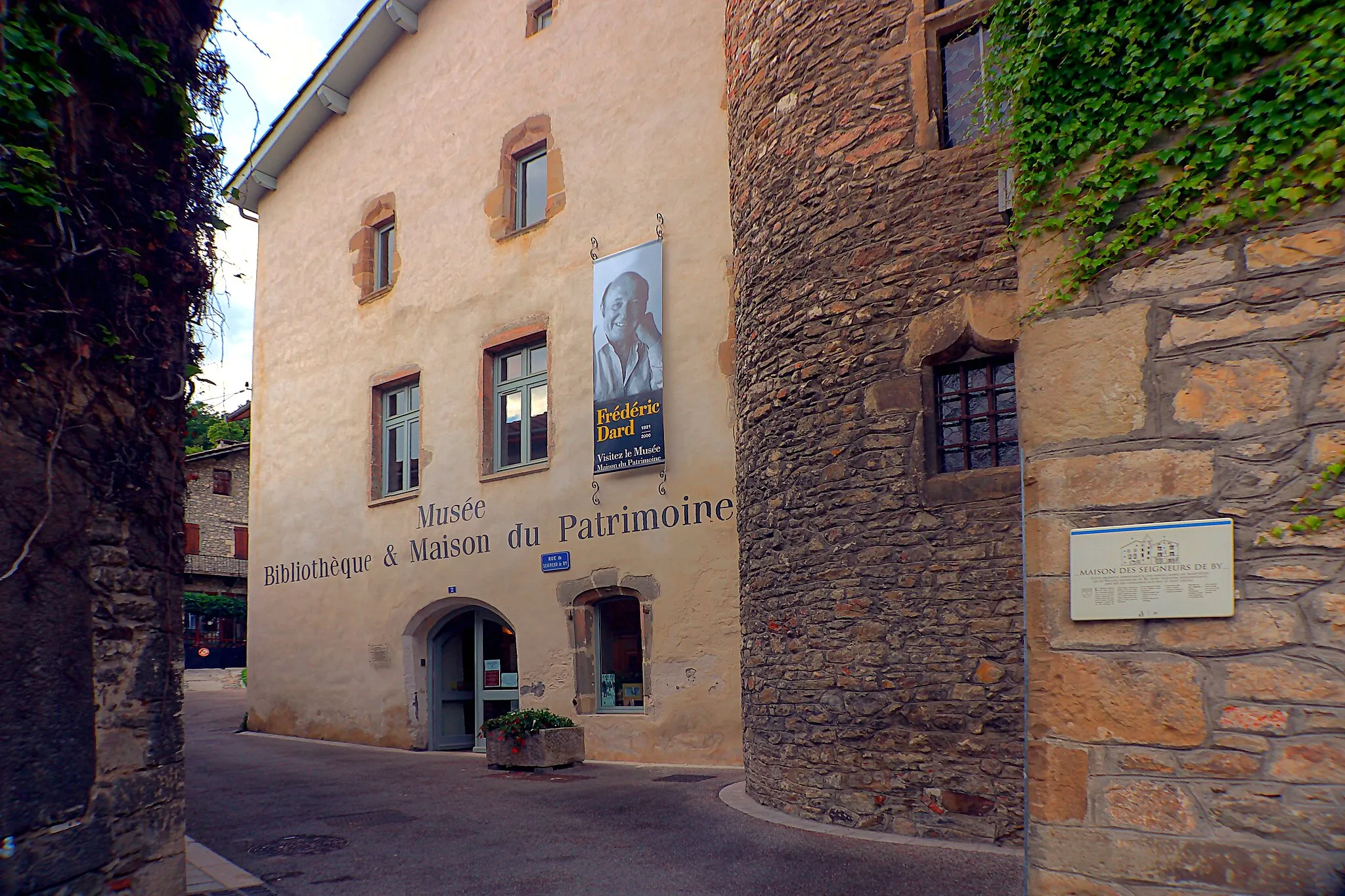 Photo showing: La Maison du patrimoine, située dans une ancienne maison de chanoine du XVIe siècle. Faisant office de musée et bibliothèque