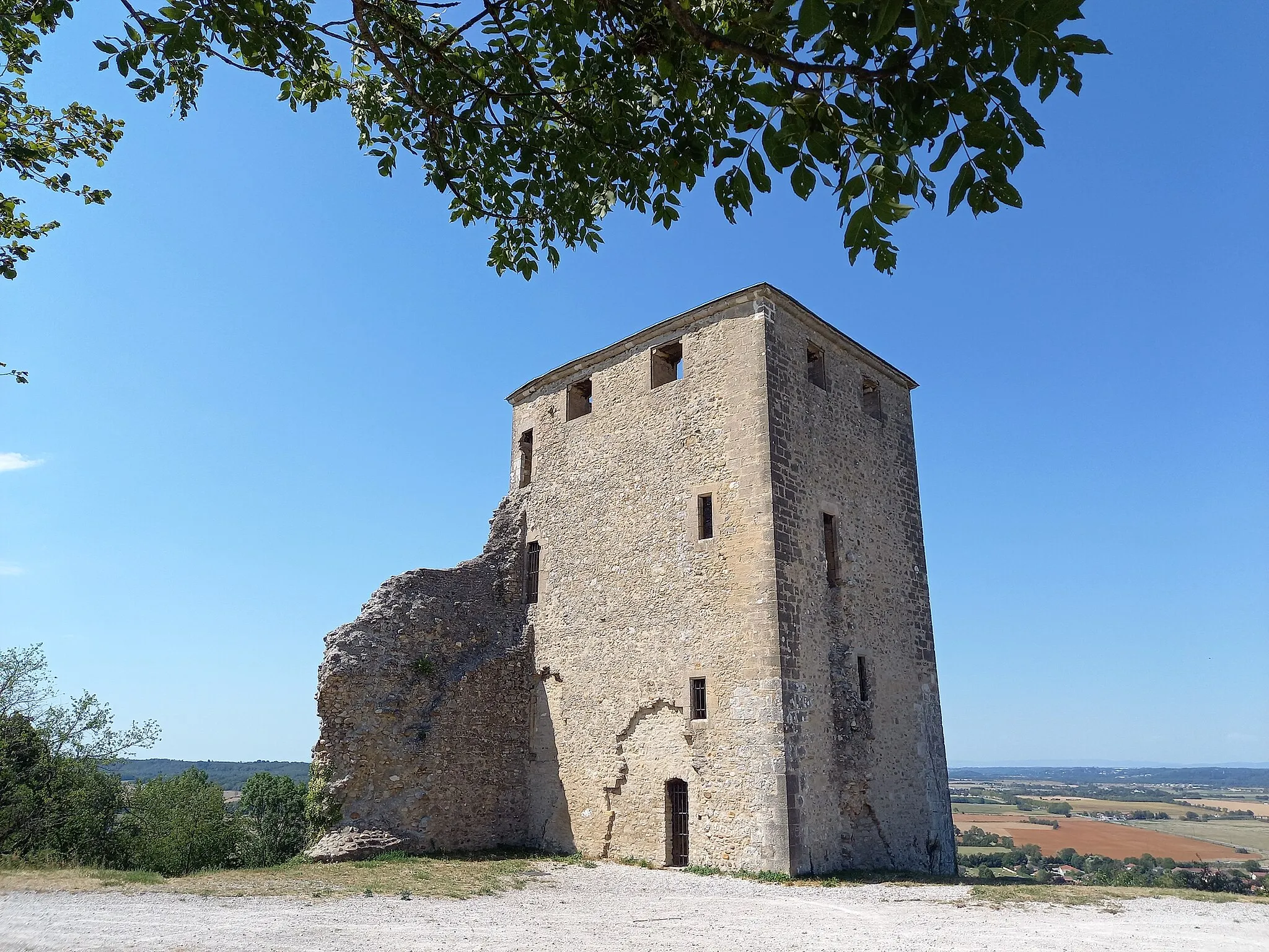 Photo showing: Tour en pierre de Saint-Denis-en-Bugey , vestige de la bâtie de Chausson construite en 1326 par le Dauphin Guigues VIII de Viennois