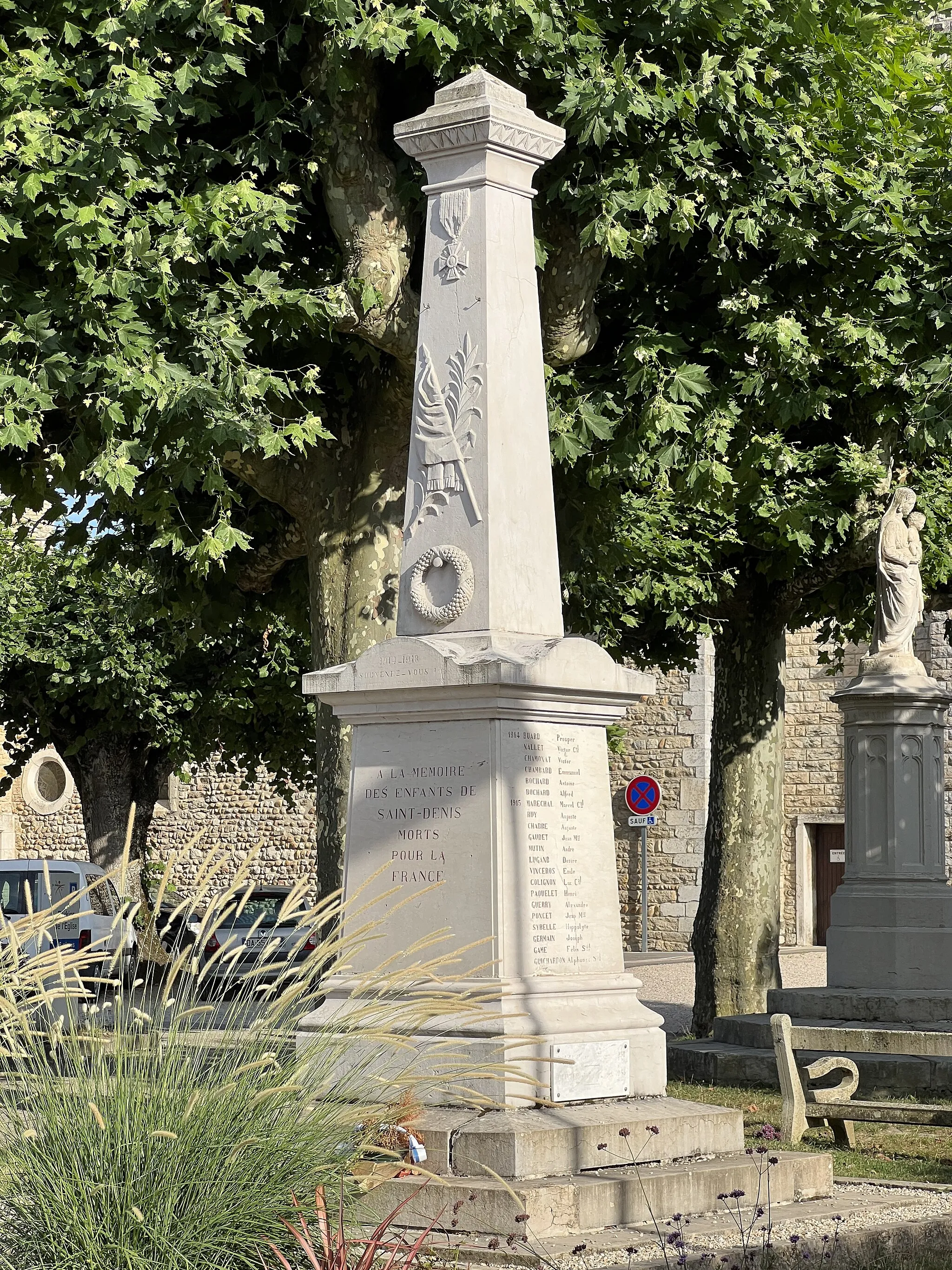 Photo showing: Monument aux morts de Saint-Denis-lès-Bourg.