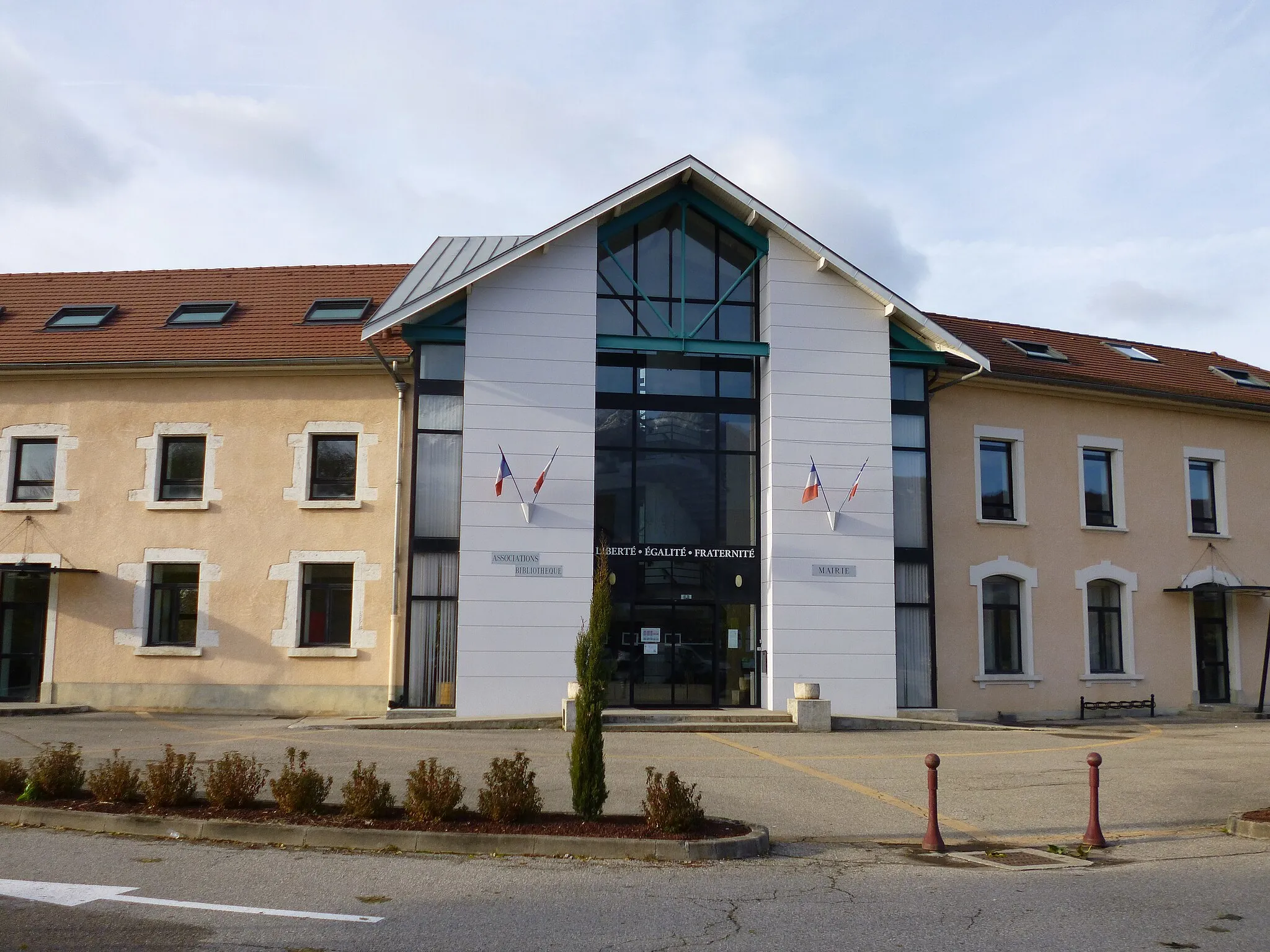 Photo showing: Town hall of Saint-Etienne-de-Crossey
Isère, France

November 2016