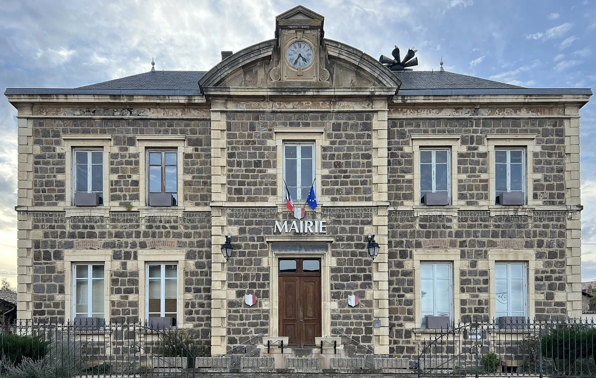 Photo showing: Mairie de Saint-Étienne-des-Oullières.