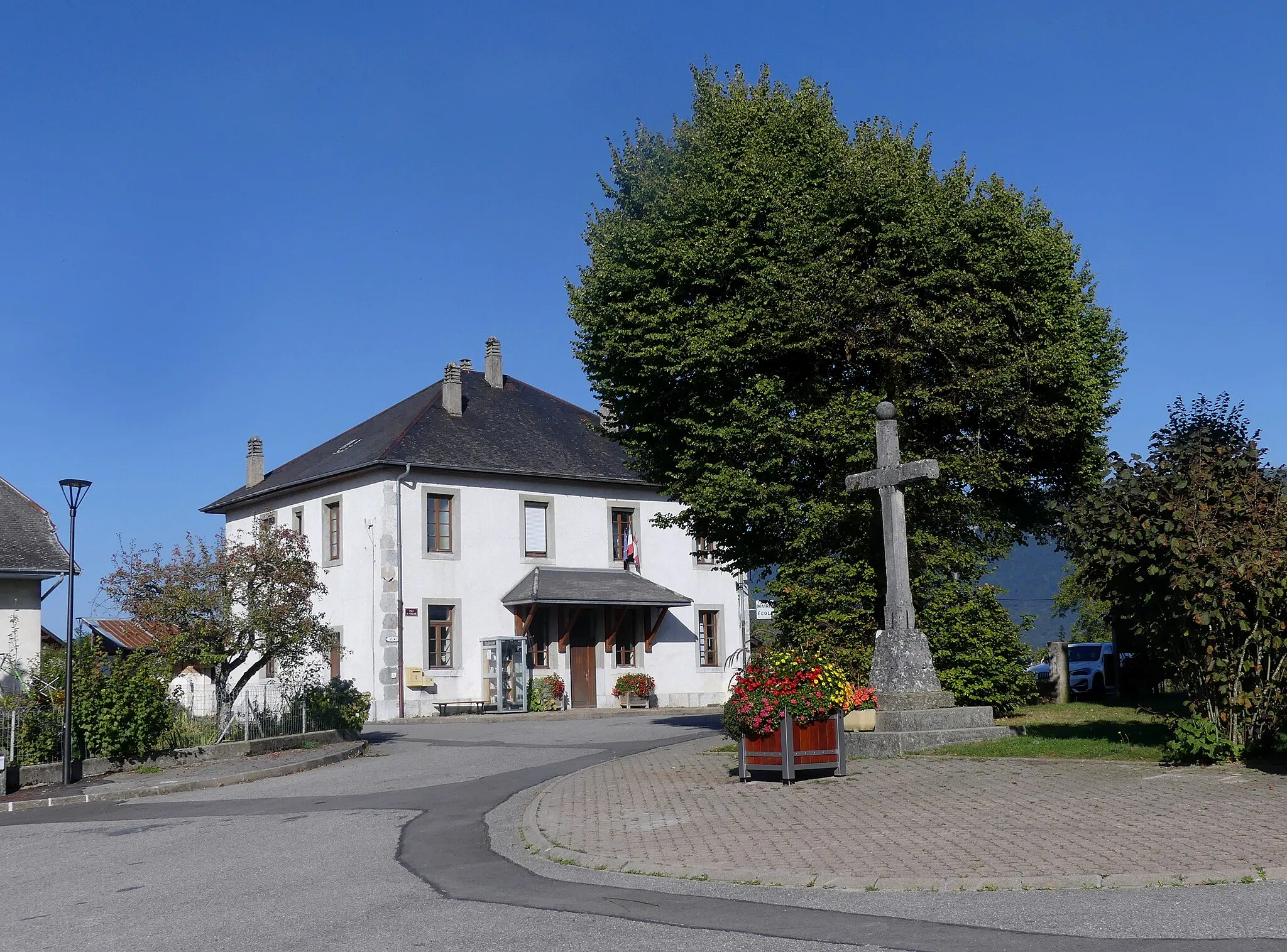 Photo showing: Sight of Place de l'Église Place and town hall of Chainaz-les-Frasses village, Haute-Savoie, France.