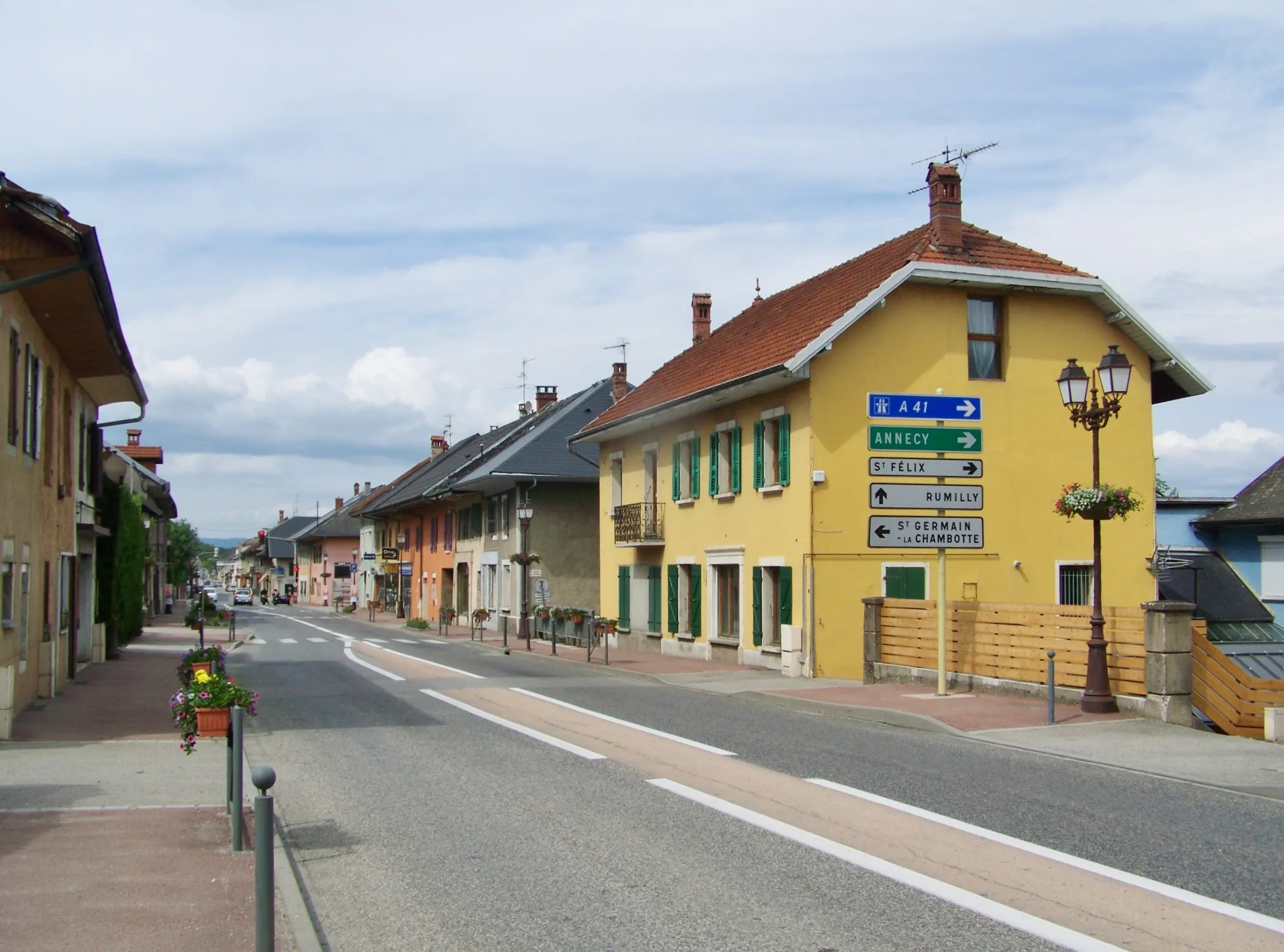 Photo showing: Main crossing road of the little commune of Albens in Savoie, France.
