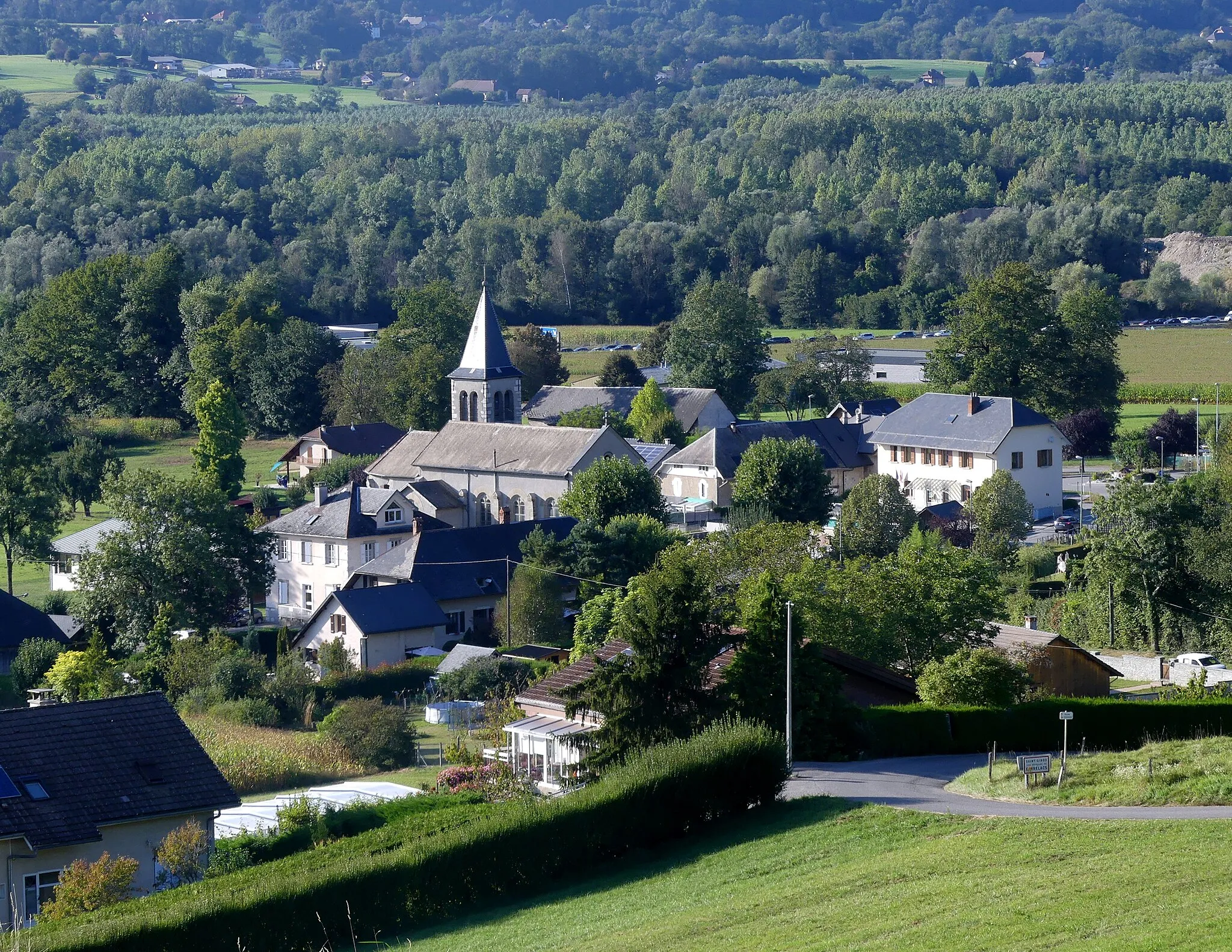 Photo showing: Sight, in the evening, of Saint-Girod village, part of Entrelacs commune, in Savoie, France.