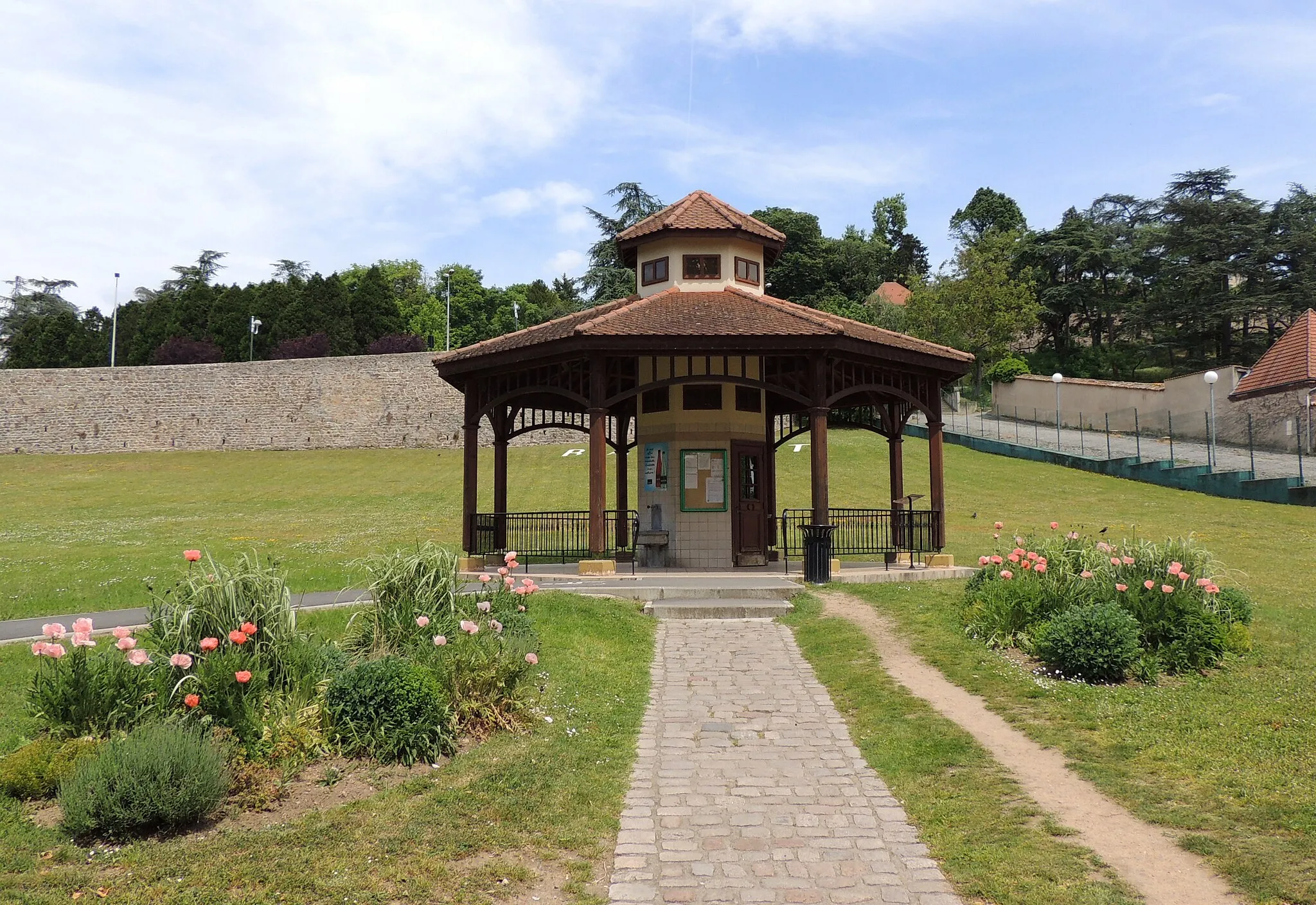 Photo showing: kiosque de puisage à St Galmier