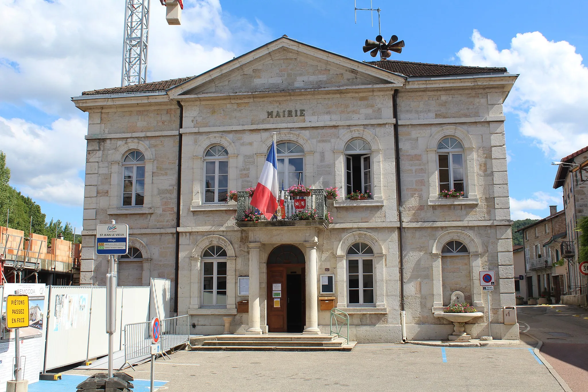 Photo showing: Mairie de Saint-Jean-le-Vieux, Ain.