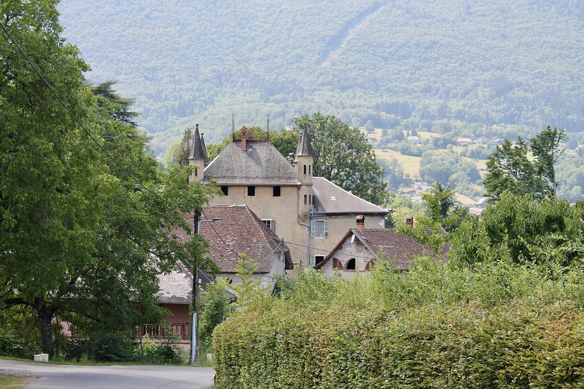 Photo showing: Vue du château de Villard-Chabod (XIIIe siècle remanié au XVIIIe siècle). Edifice carré, avec des échauguettes à chaque angle.