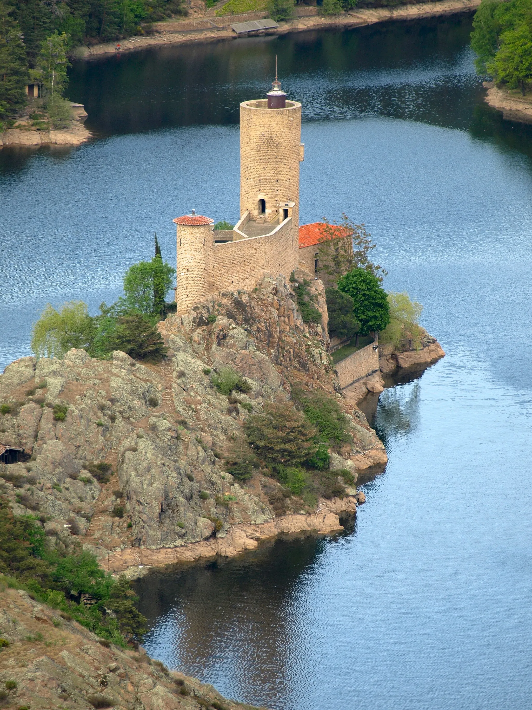 Photo showing: Le Château de Grangent sur son promontoire dans les gorges de la Loire