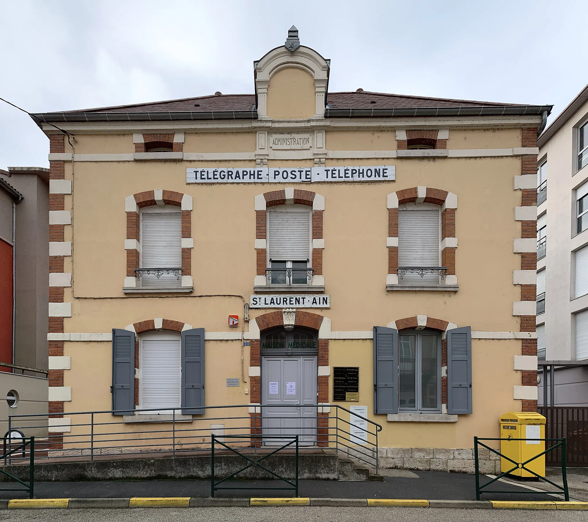 Photo showing: Ancien bureau de poste de Saint-Laurent-sur-Saône.