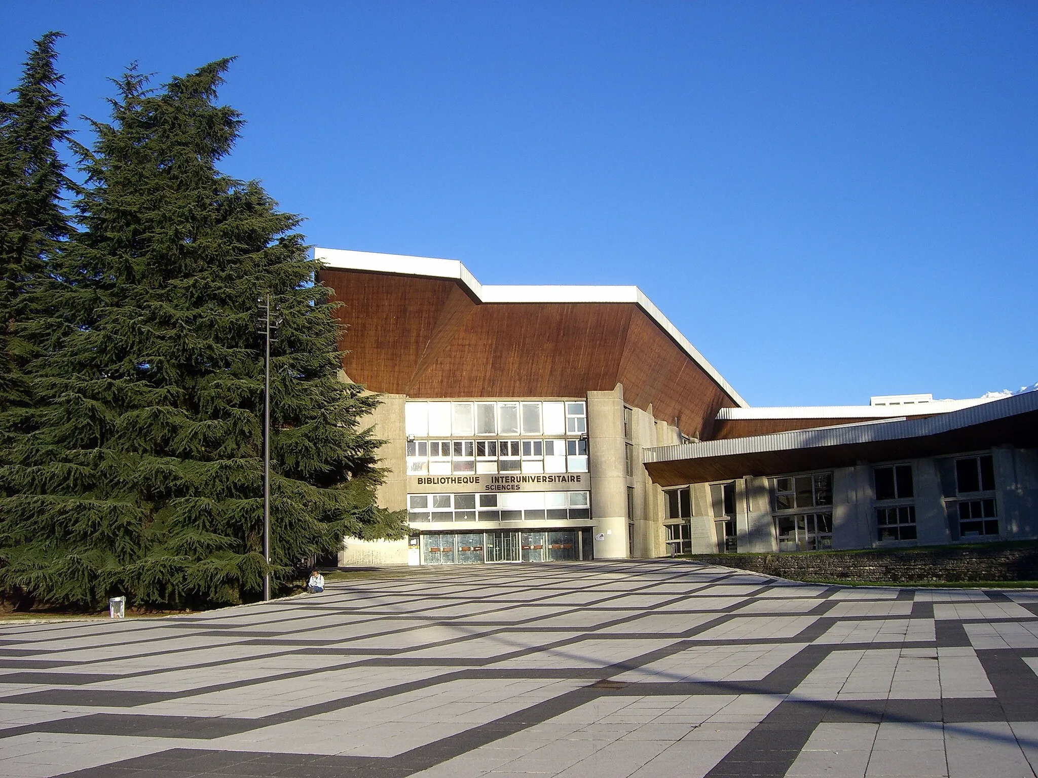 Photo showing: La Bibliothèque Interuniversitaire sur le Domaine Universitaire de Saint-Martin-d'Hères.