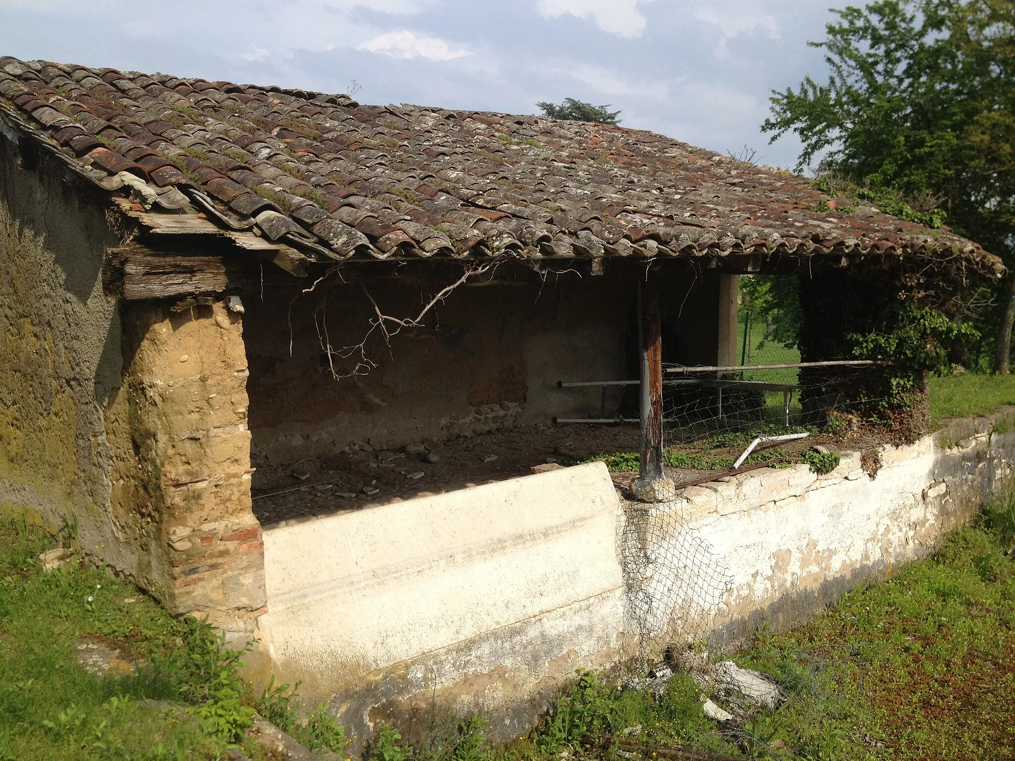 Photo showing: Bâtiment du bassin de La Sathonette.