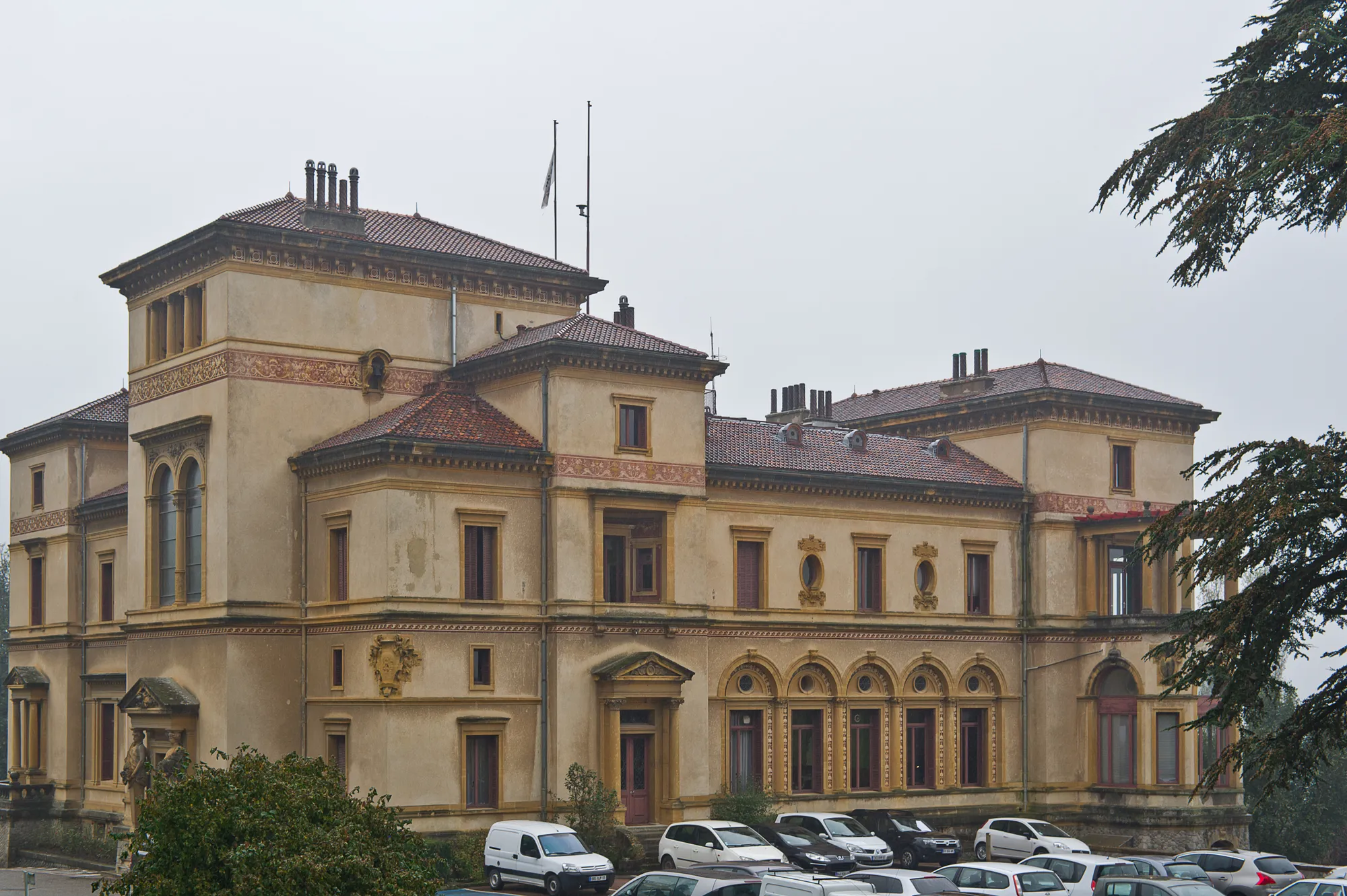 Photo showing: This building is inscrit au titre des monuments historiques de la France. It is indexed in the base Mérimée, a database of architectural heritage maintained by the French Ministry of Culture, under the reference PA00118155 .