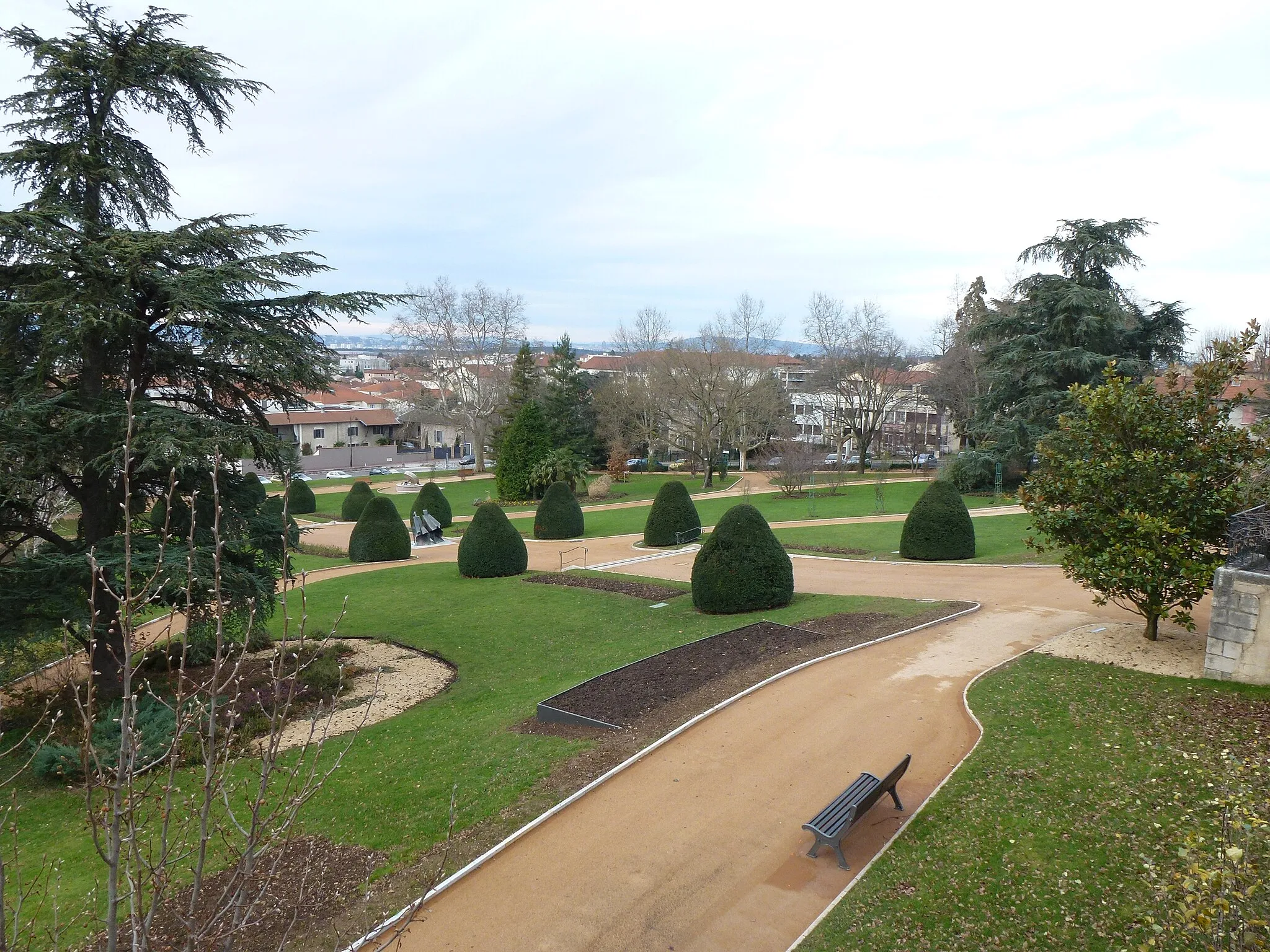 Photo showing: Château de Saint-Priest à Saint-Priest dans le Rhône - parc vu de la terrasse du château