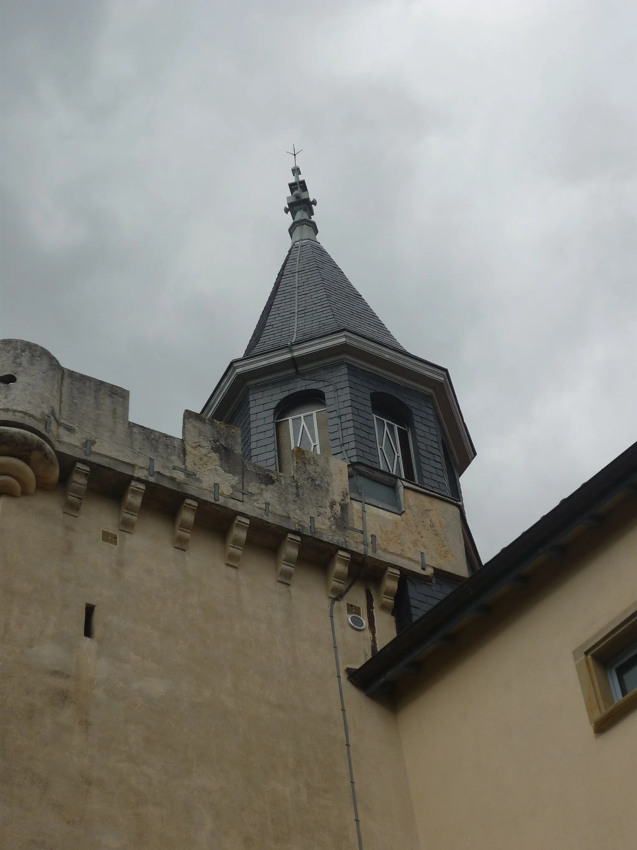 Photo showing: This building is inscrit au titre des monuments historiques de la France. It is indexed in the base Mérimée, a database of architectural heritage maintained by the French Ministry of Culture, under the reference PA00118053 .