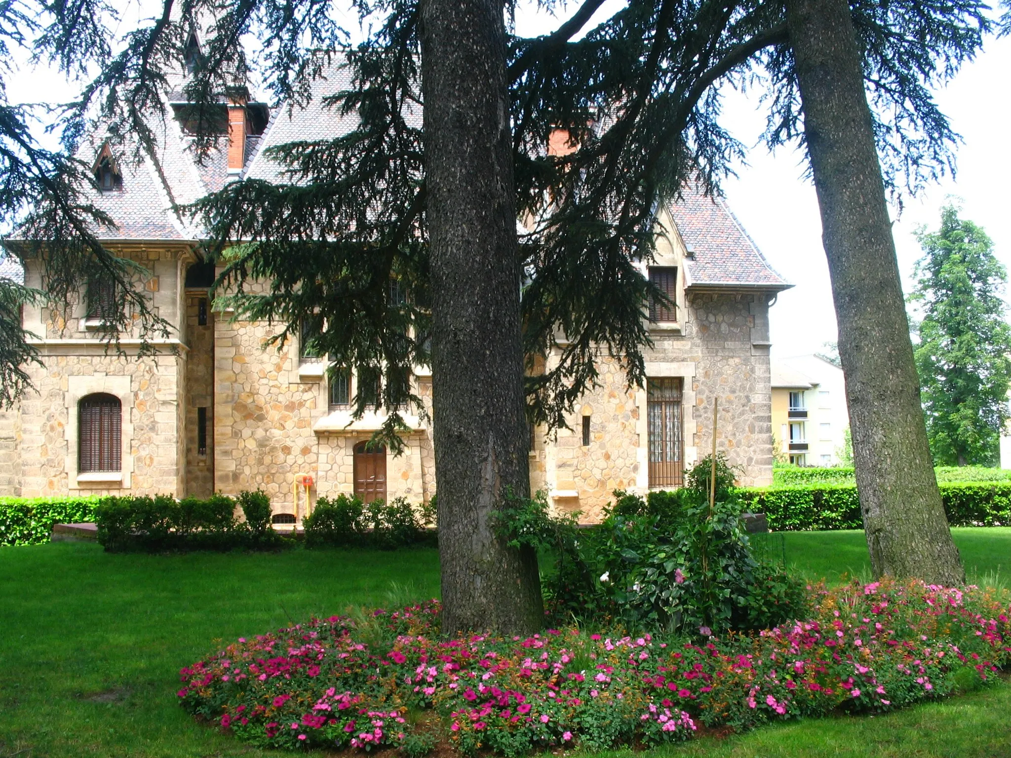 Photo showing: Le parc du Clos Bayard à St-Priest en Jarez (Loire) avec, en son centre, la villa St-Michel.