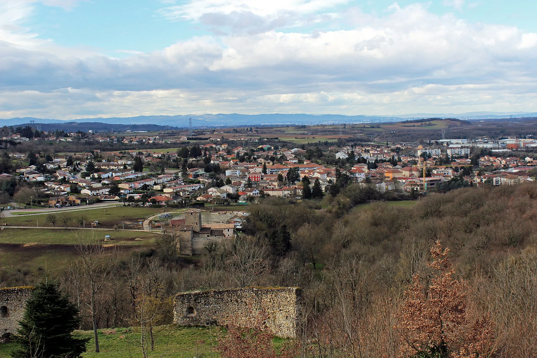 Photo showing: Vue sur Saint-Quentin-Fallavier depuis le château.