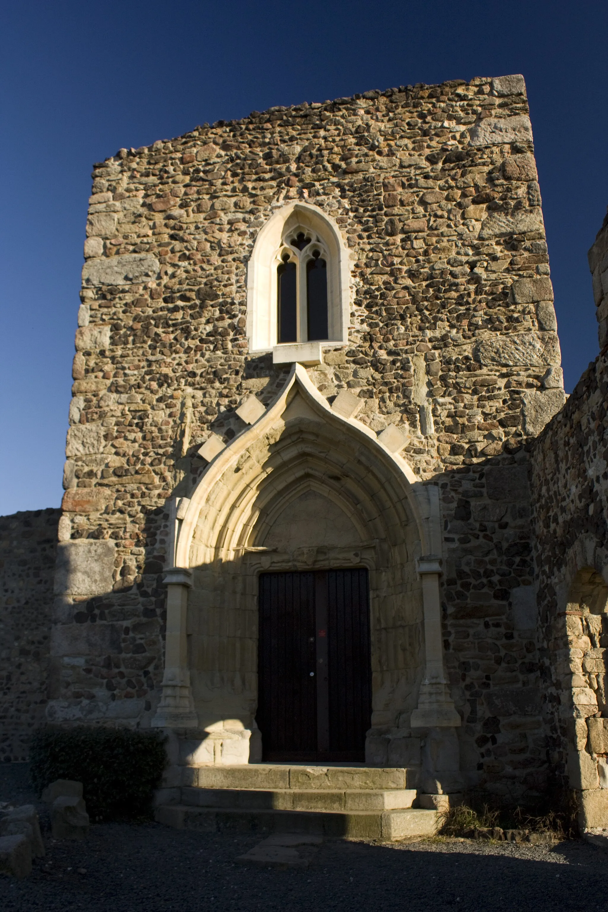 Photo showing: Porche de l'église du prieuré de Saint-Romain le Puy.