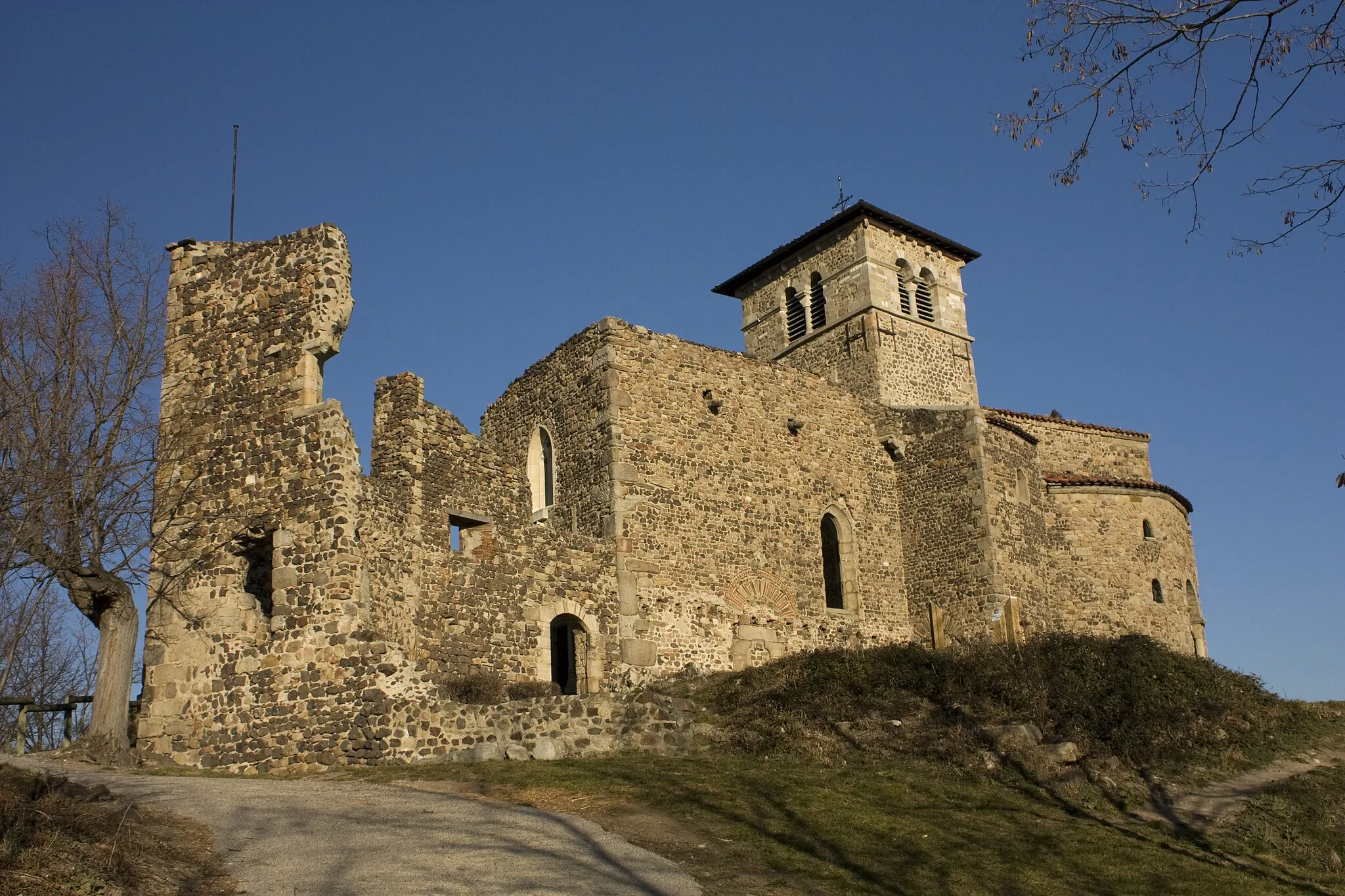 Photo showing: Vestiges du prieuré de Saint-Romain le Puy.