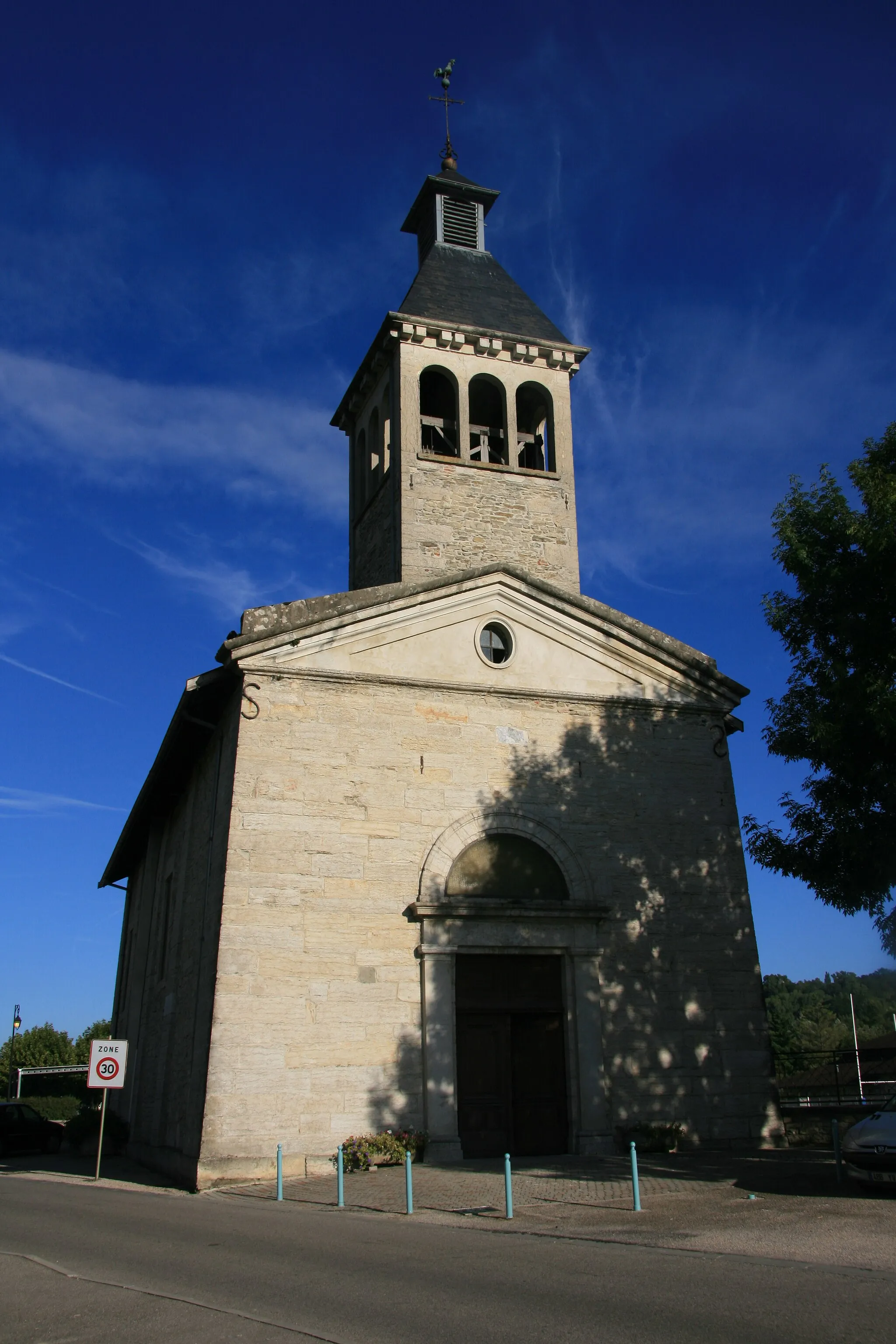 Photo showing: Main church of the commune of Saint Savin, Isère, France.