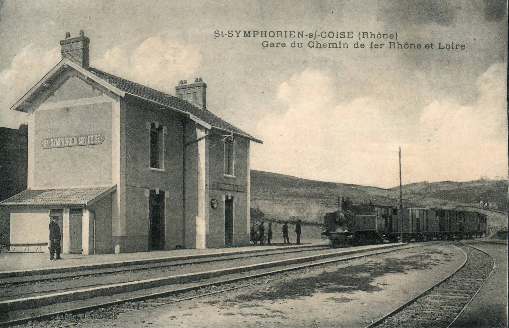 Photo showing: Carte postale ancienne éditée par Delau à l'Arbresle : SAINT-SYMPHORIEN-SUR-COISE - Gare du Chemin de fer Rhône et Loire