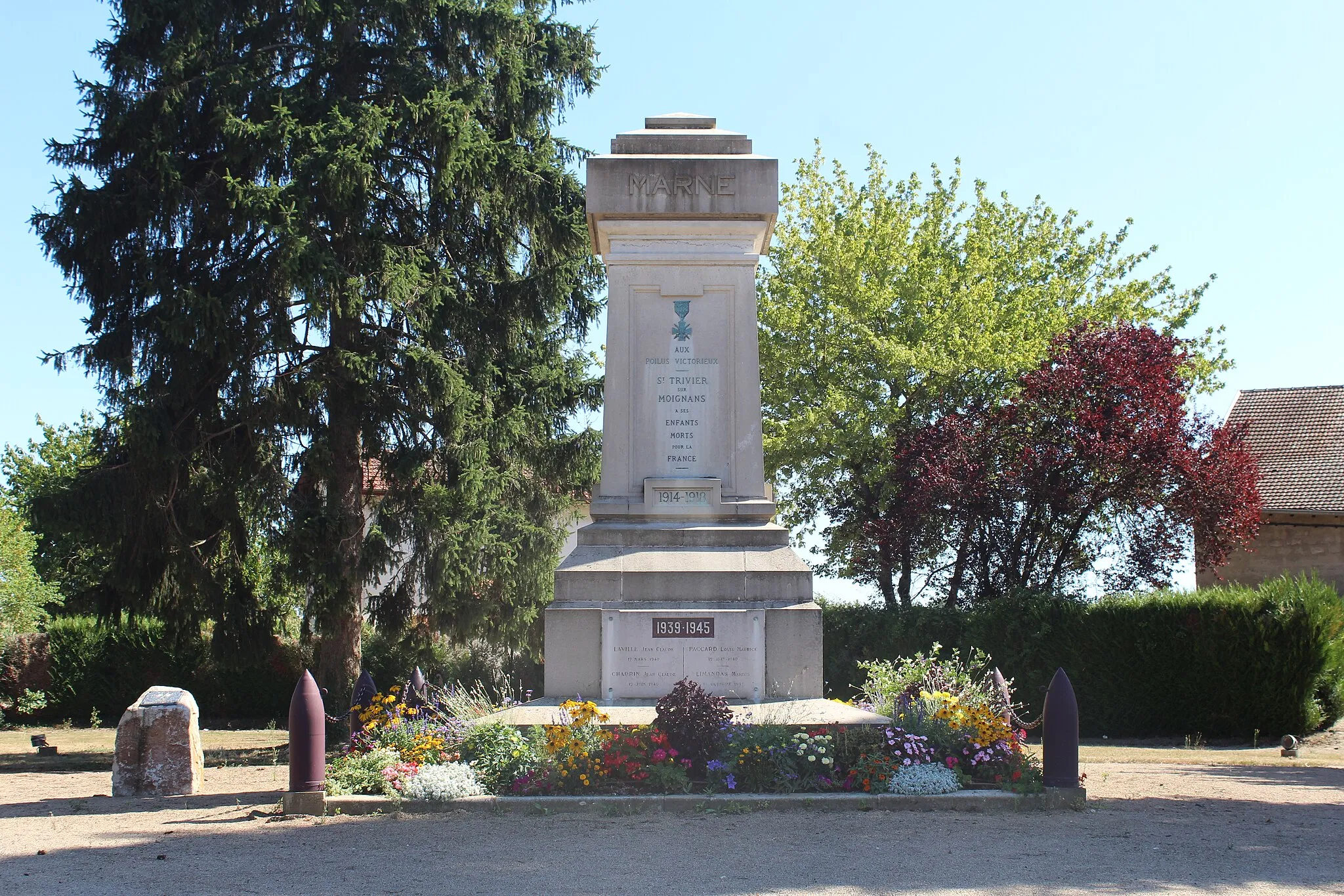 Photo showing: Monument aux morts de Saint-Trivier-sur-Moignans.