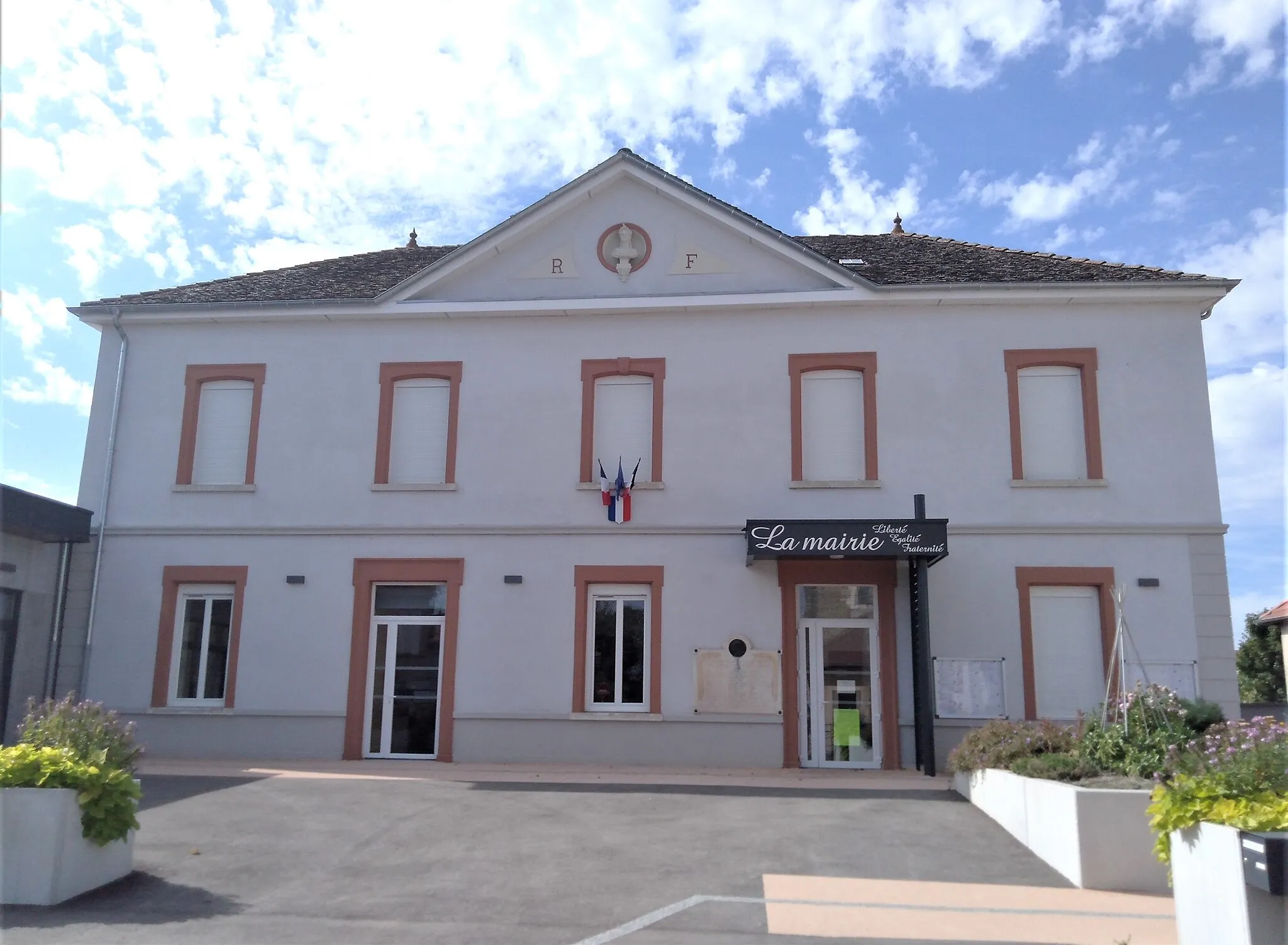 Photo showing: St Victor de Cessieu (mairie) en septembre 2019
