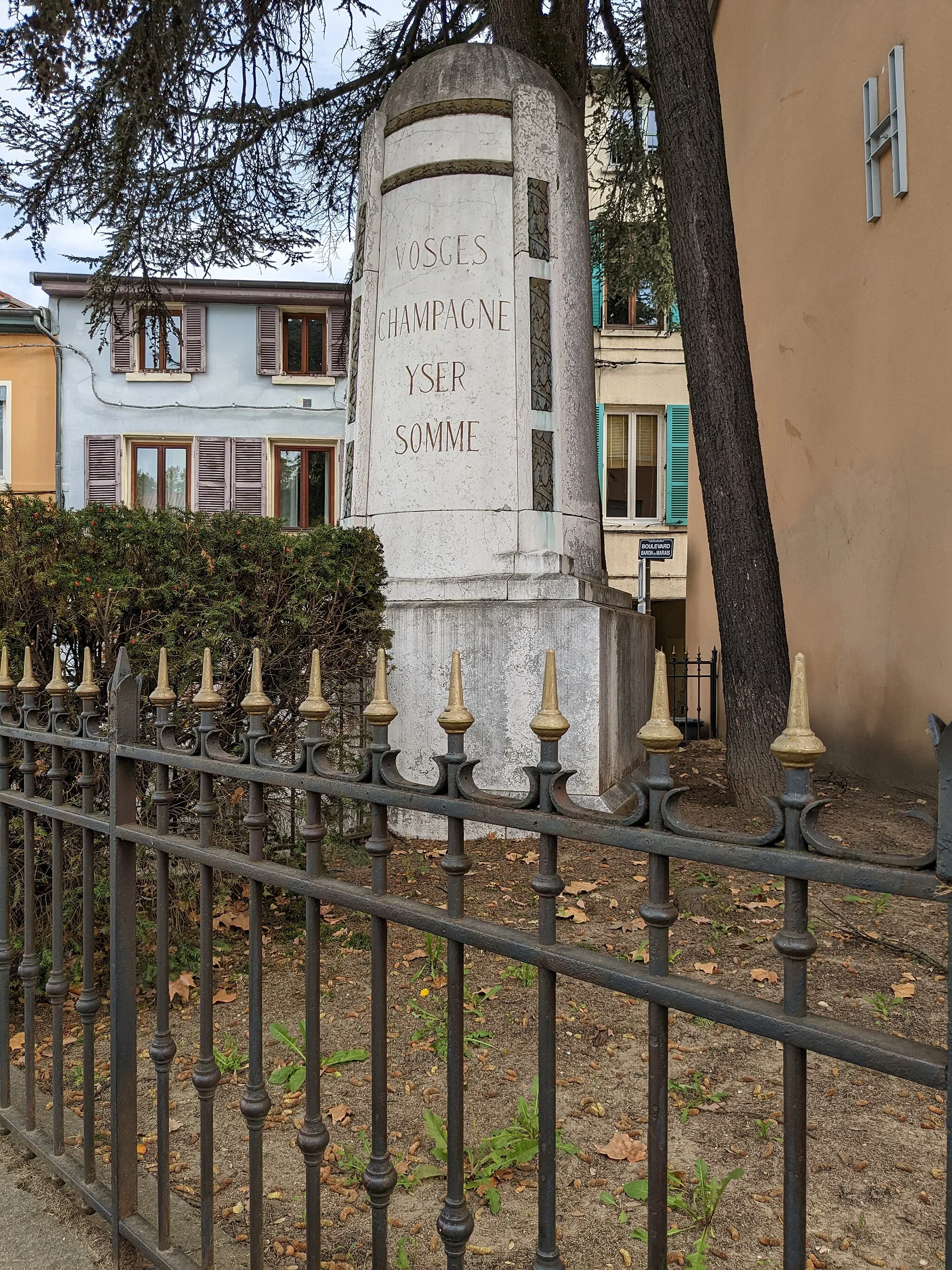 Photo showing: Monument aux morts.