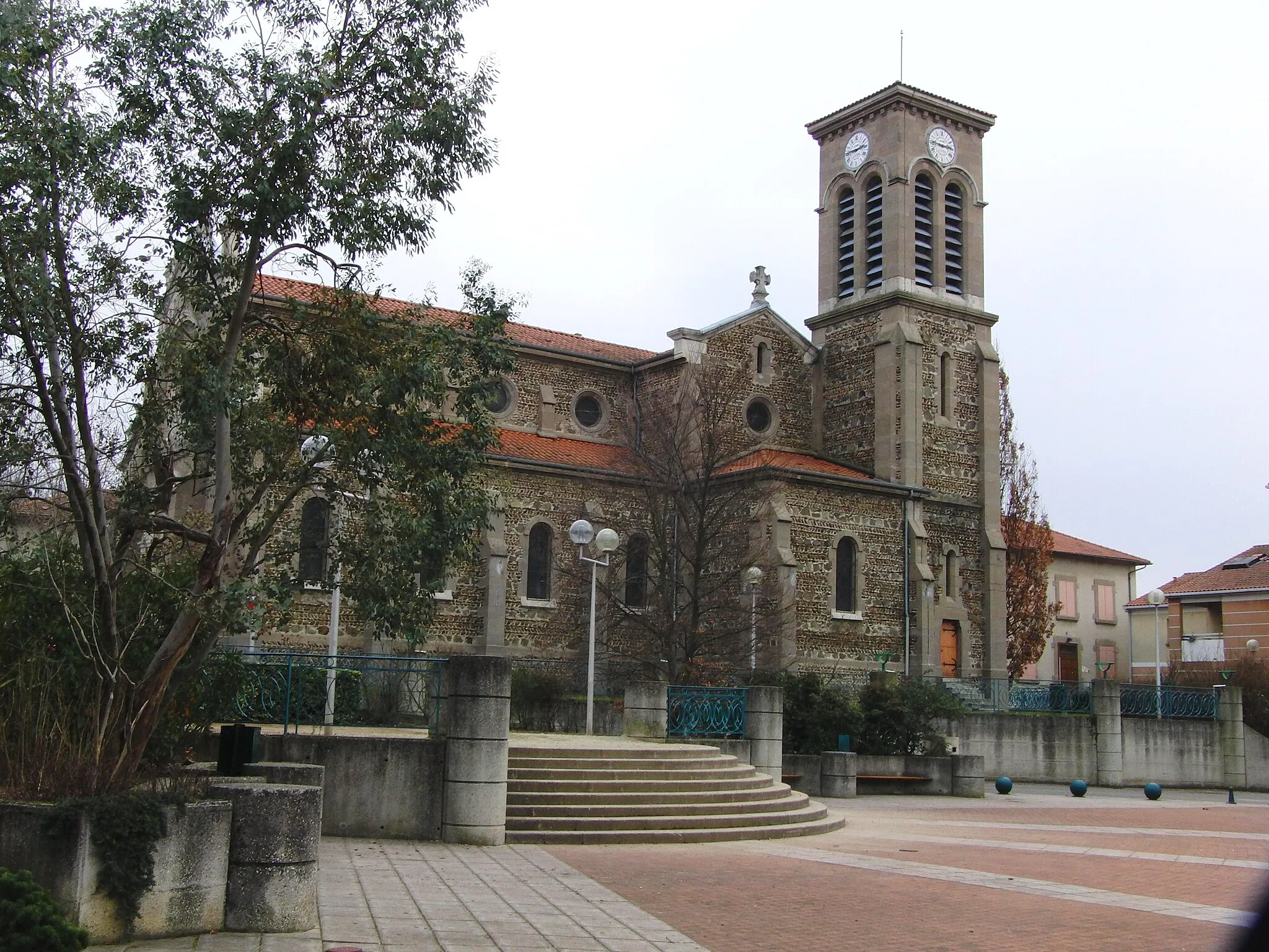 Photo showing: Church of Salaise-sur-Sanne, Isère, France