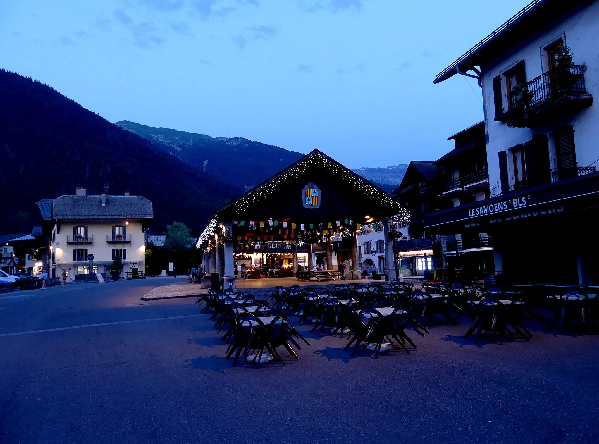 Photo showing: Sight, at dusk, of Place du Gros Tilleul Place in Samoëns downtown, in Haute-Savoie, France.