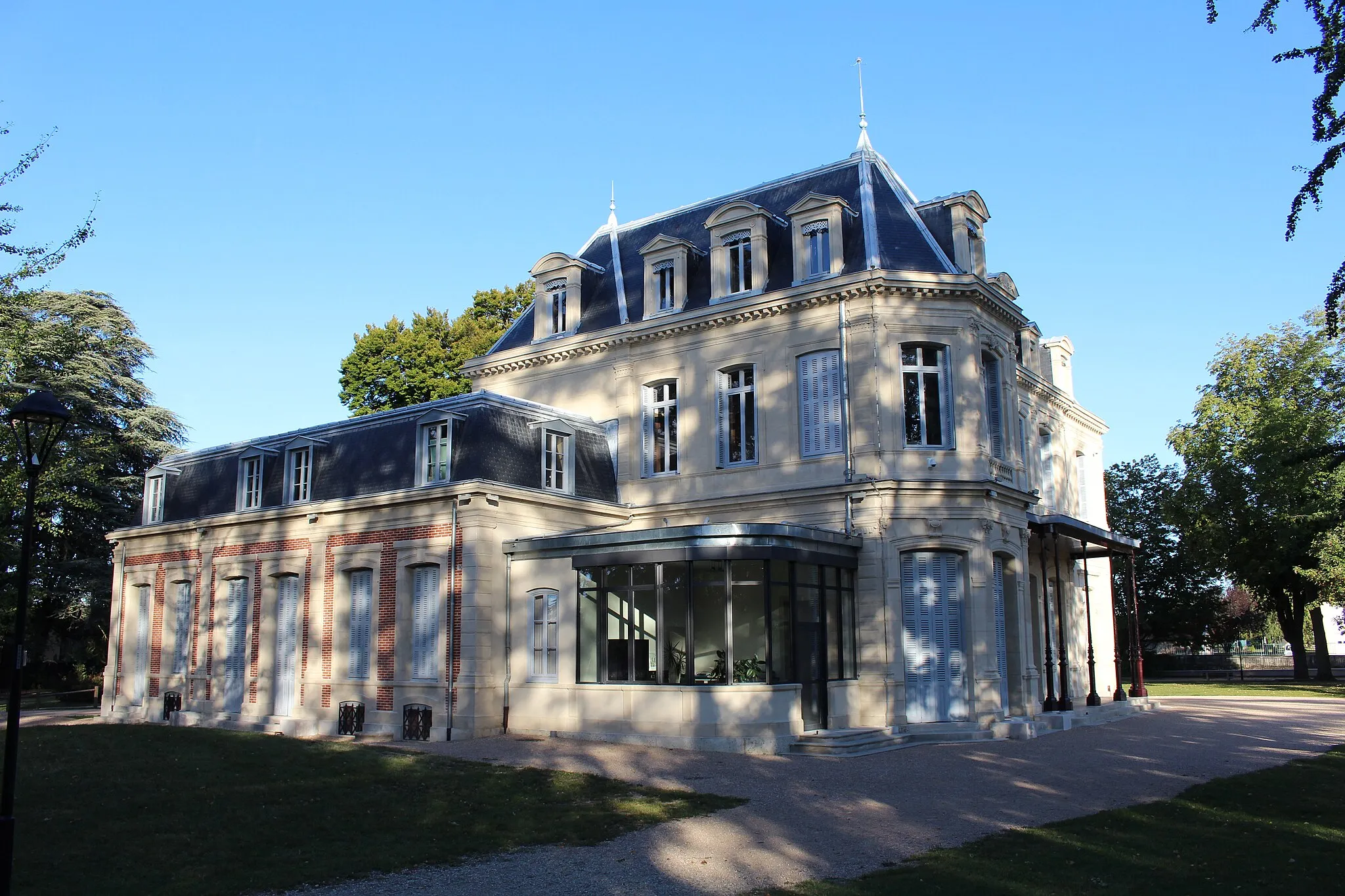 Photo showing: Château de Bernis, Sathonay-Village.