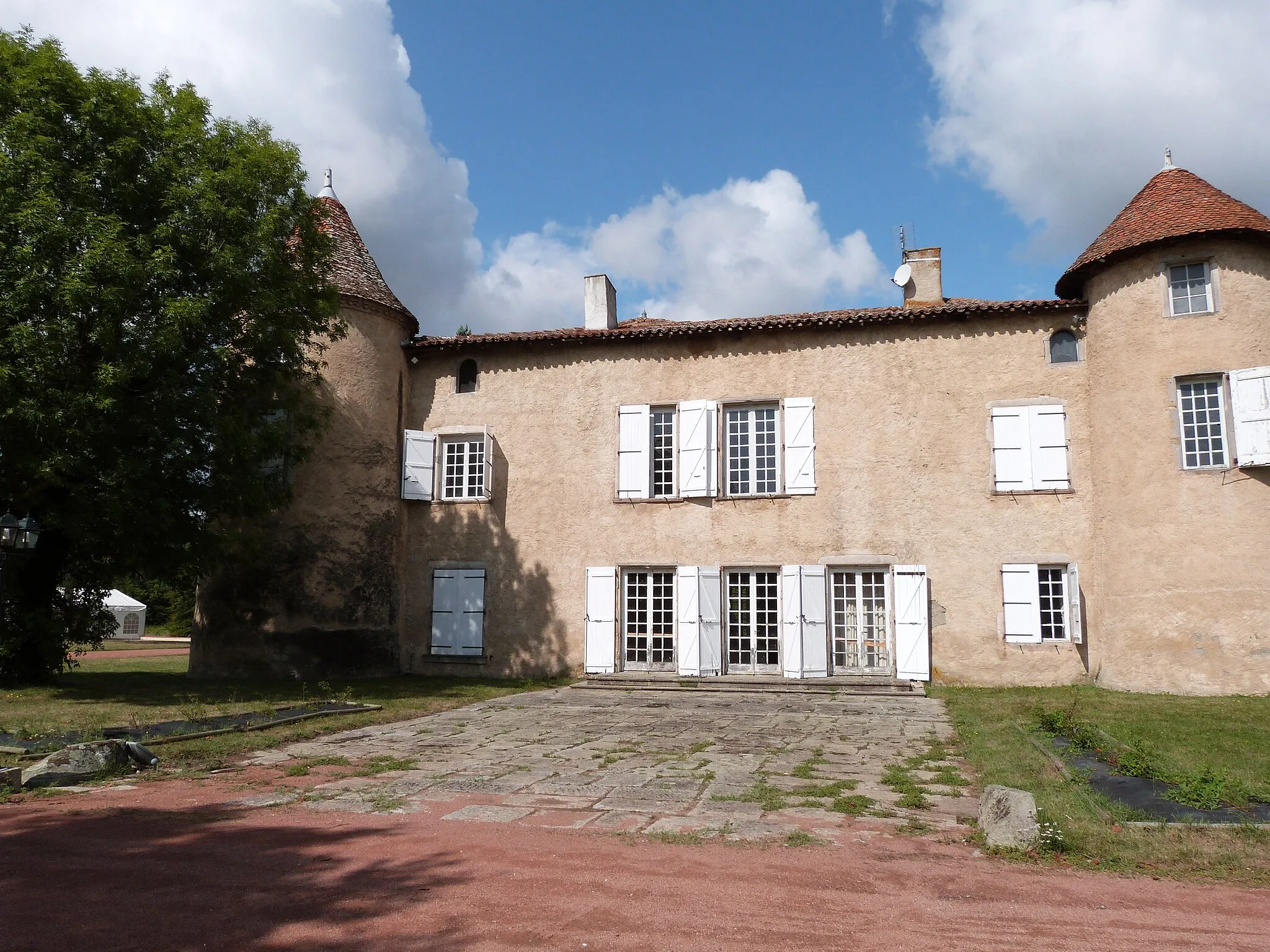 Photo showing: This building is indexed in the base Mérimée, a database of architectural heritage maintained by the French Ministry of Culture, under the reference PA00117691 .