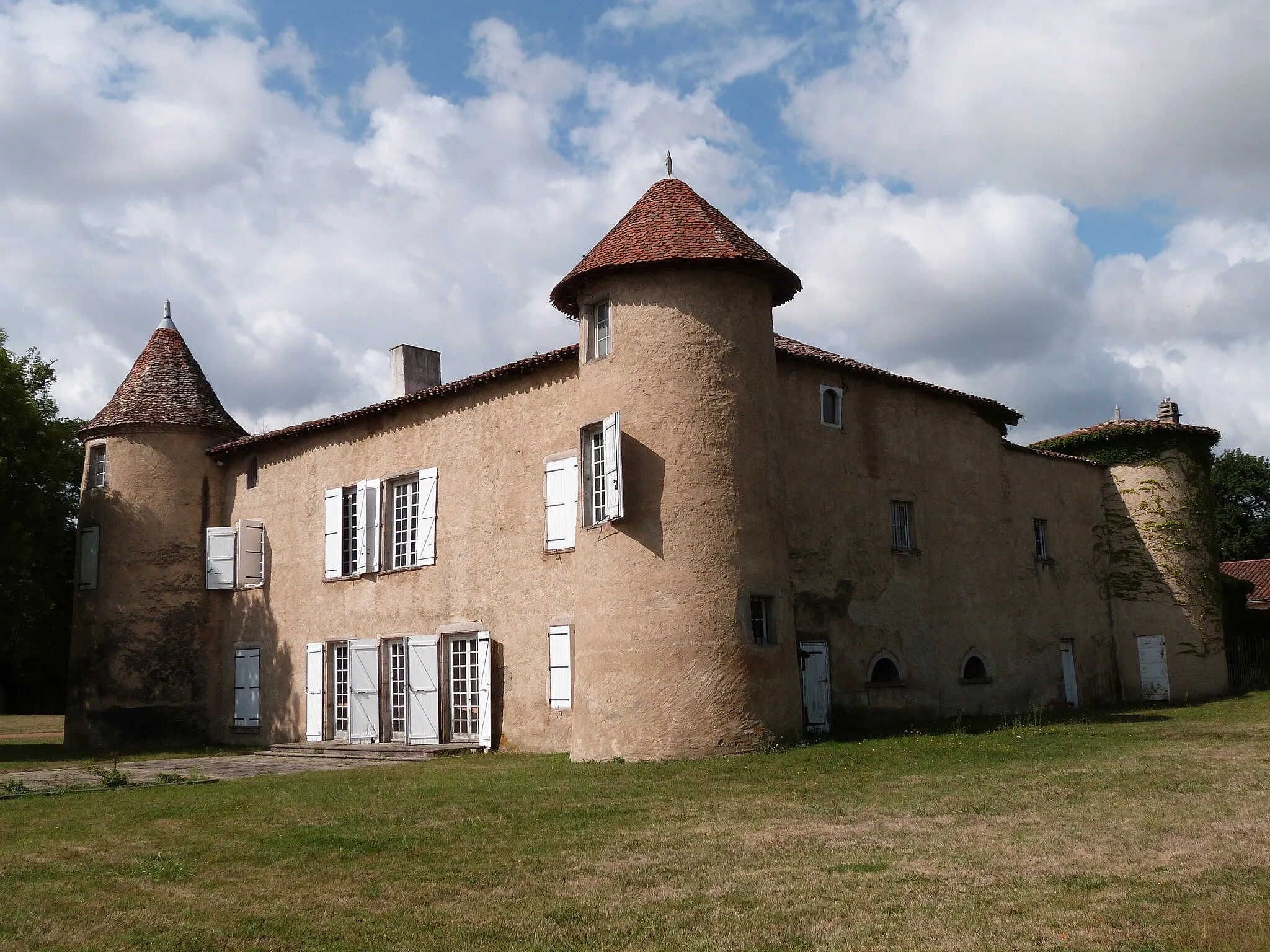 Photo showing: Façades nord et est du château de Montrouge, monument historique de Savigneux (Loire)