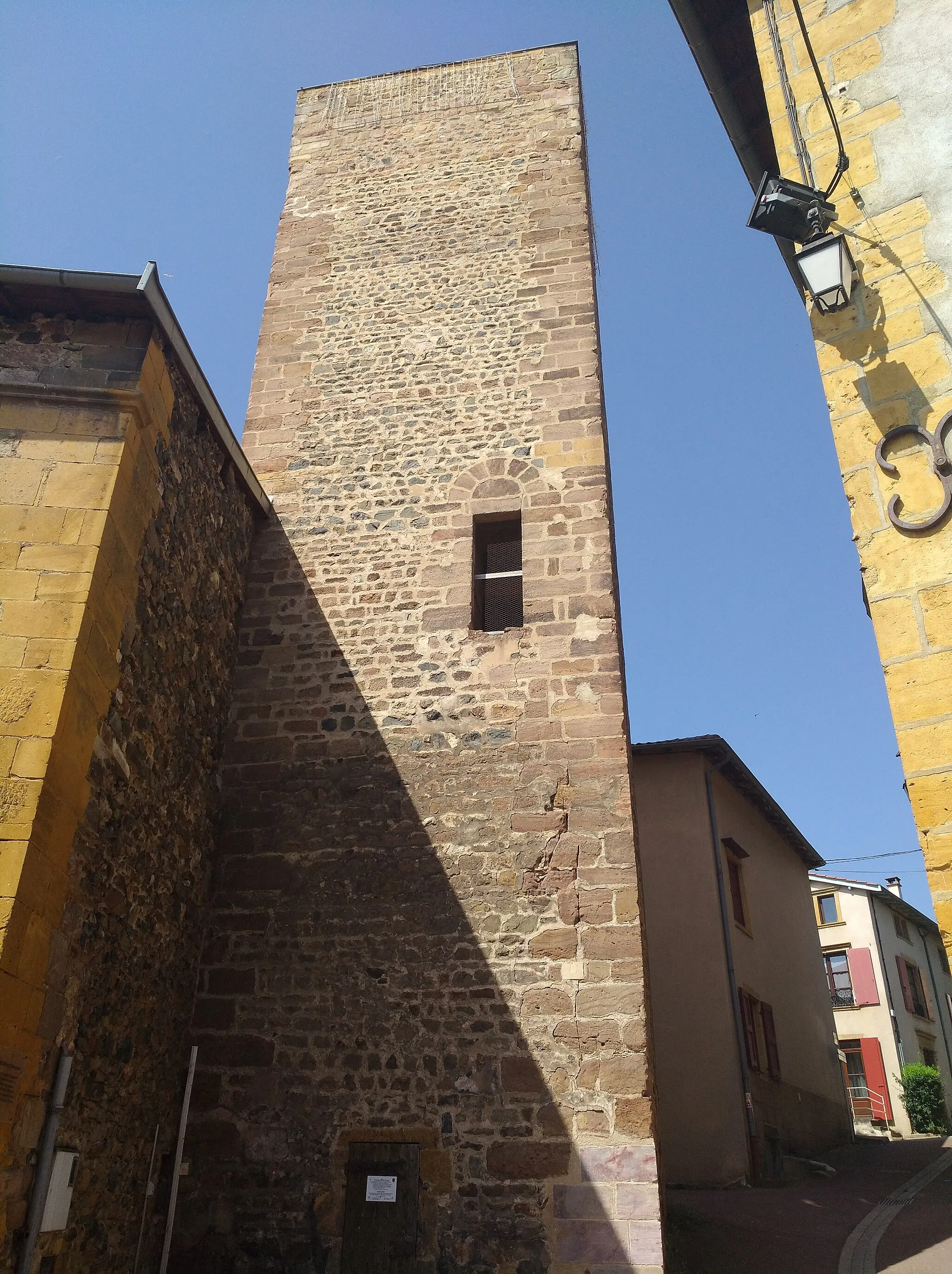 Photo showing: Tour de l'Horloge (XIIe siècle) à Savigny, dans le département du Rhône.