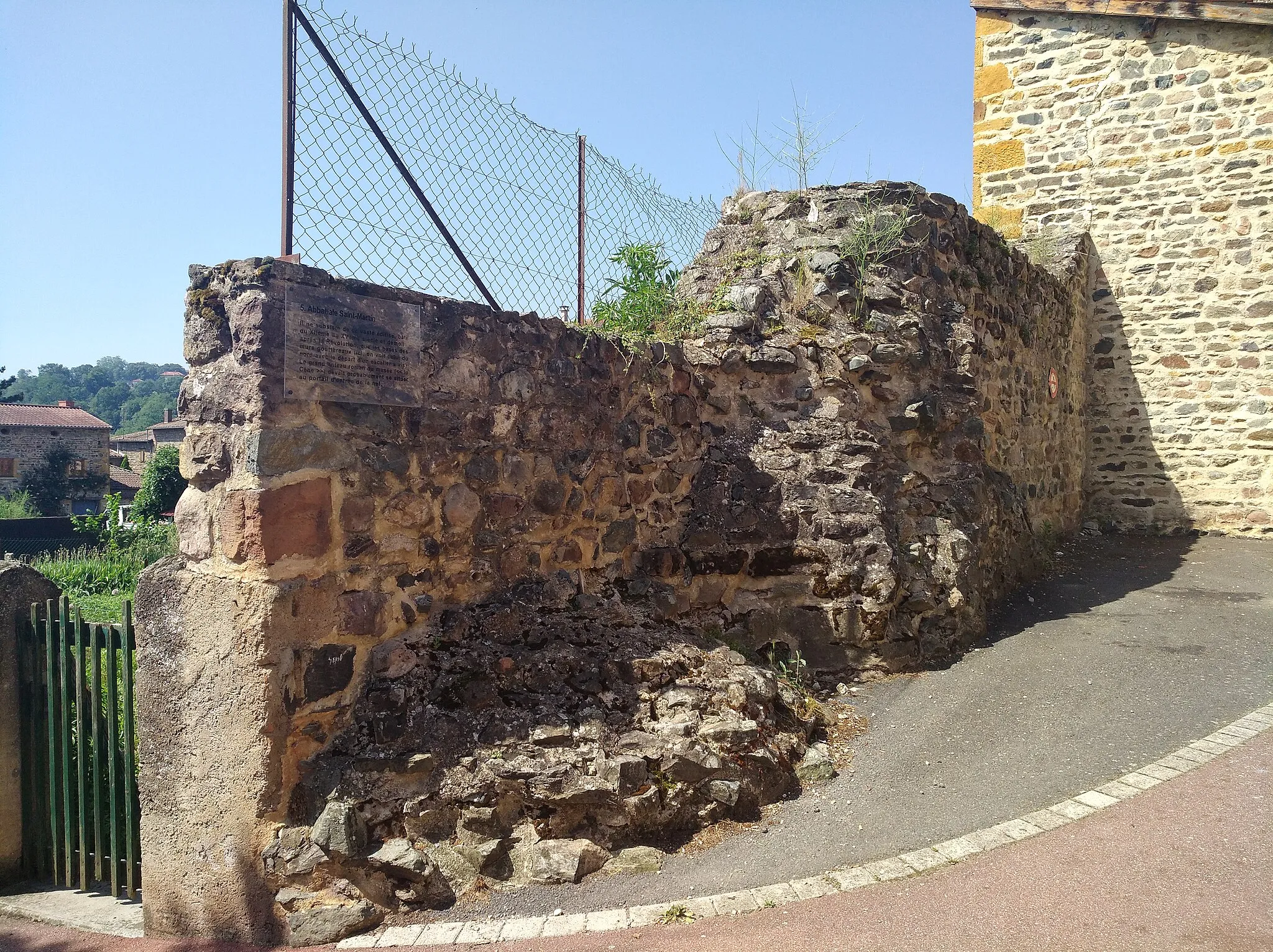 Photo showing: Ruines de l'ancienne abbatiale Saint-Martin de Savigny, dans le département du Rhône.