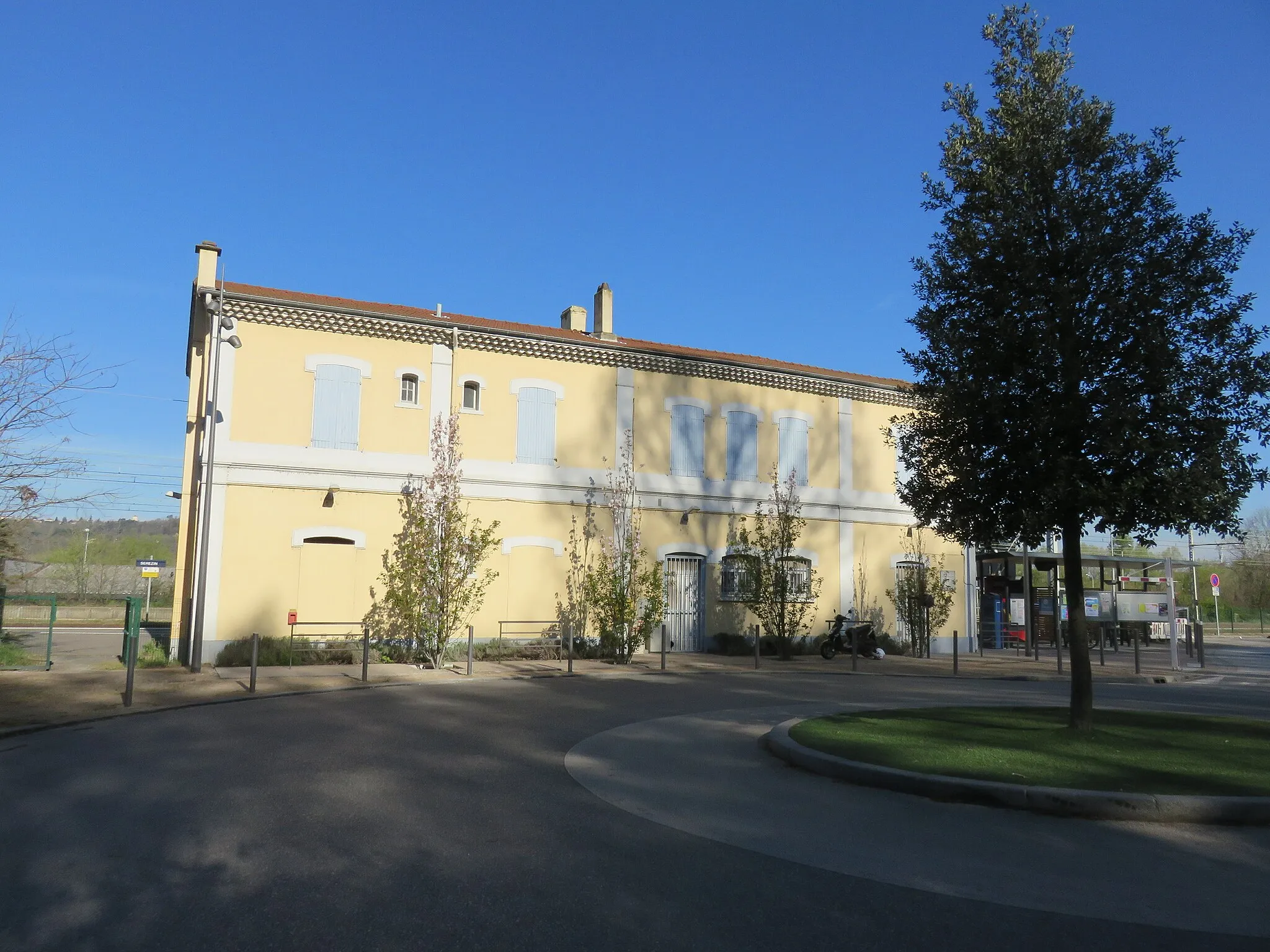 Photo showing: Bâtiment de la gare de Sérézin, à Sérézin-du-Rhône (Rhône, France).