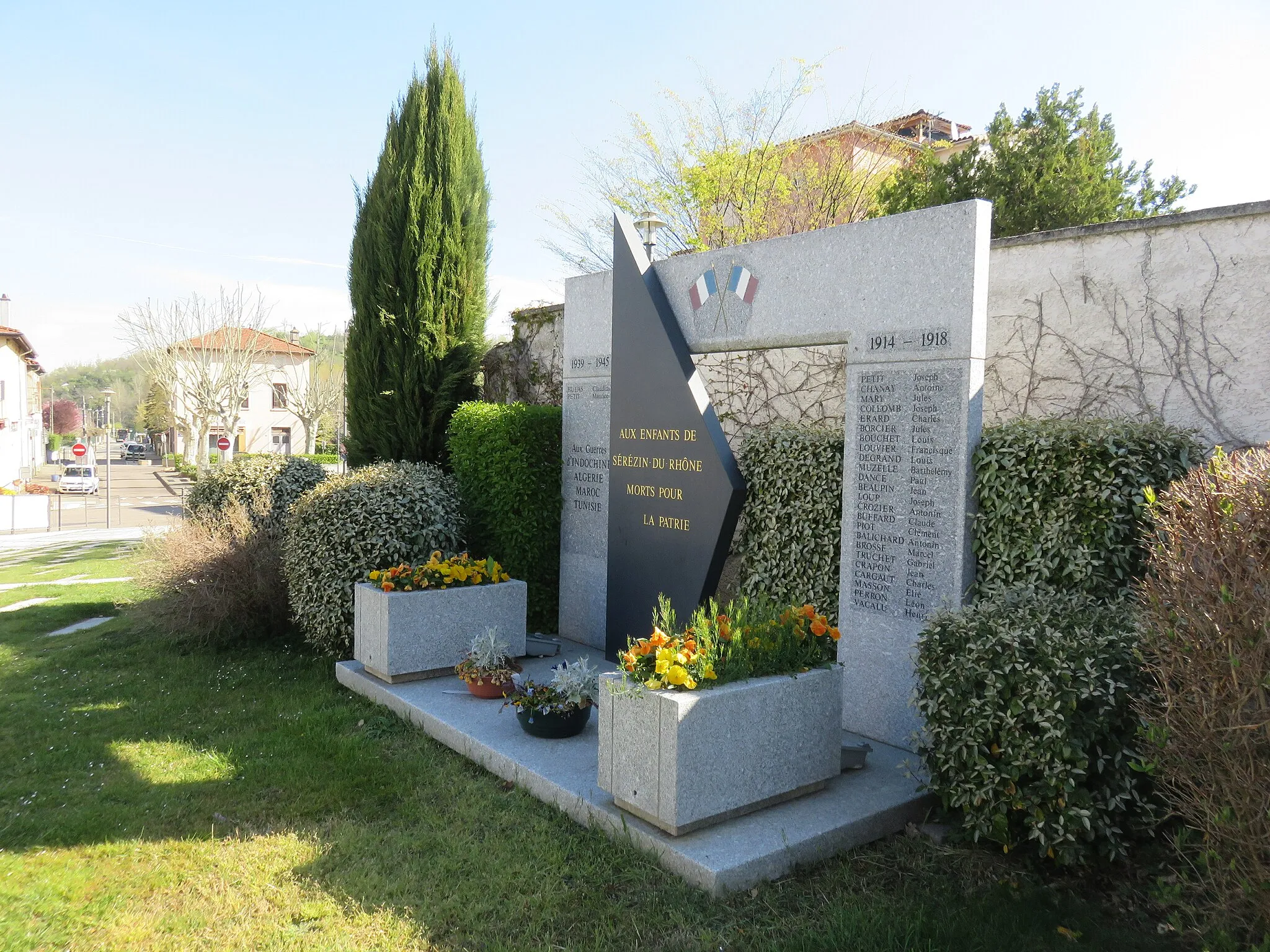 Photo showing: Monument aux morts de Sérézin-du-Rhône (Rhône, France).