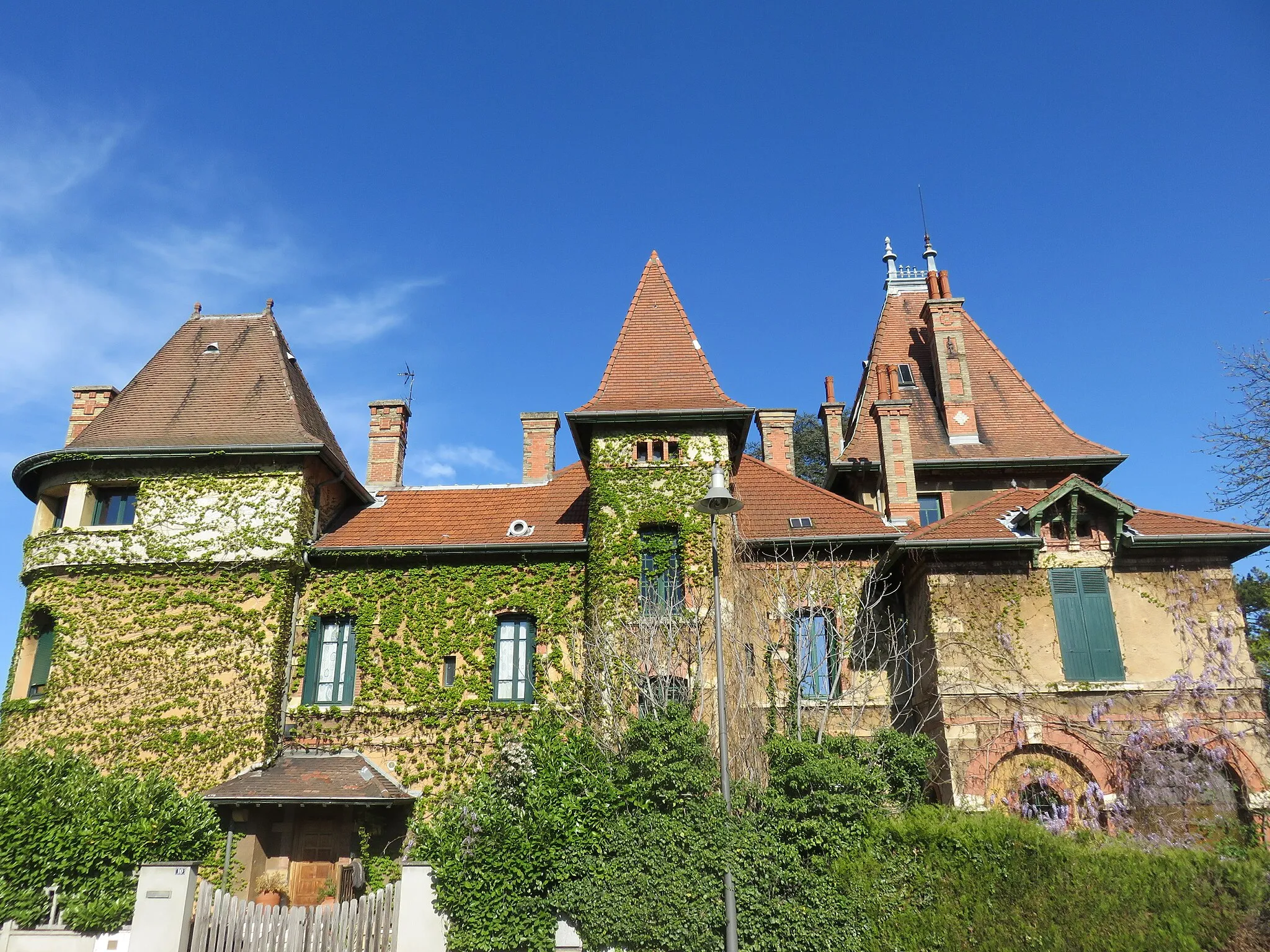 Photo showing: Maison bourgeoise au 10 de la rue de Ternay, à Sérézin-du-Rhône (Rhône, France).