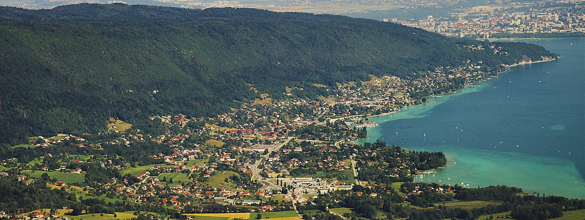 Photo showing: L'ensemble de la commune de Sevrier depuis le col de la Cochette.