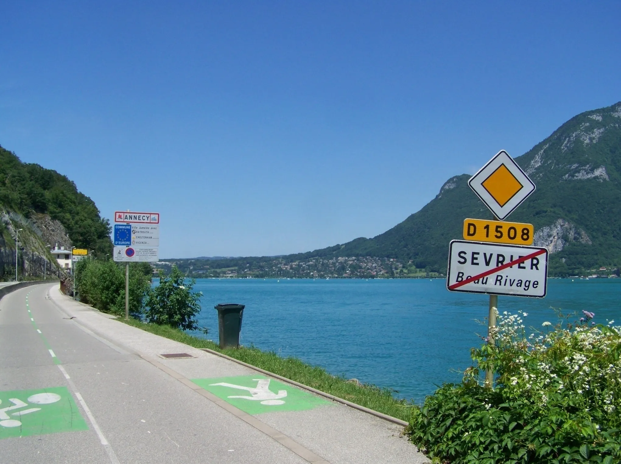 Photo showing: Sight of the D 1508 road entering into French city of Annecy after leaving Sevrier (Haute-Savoie).