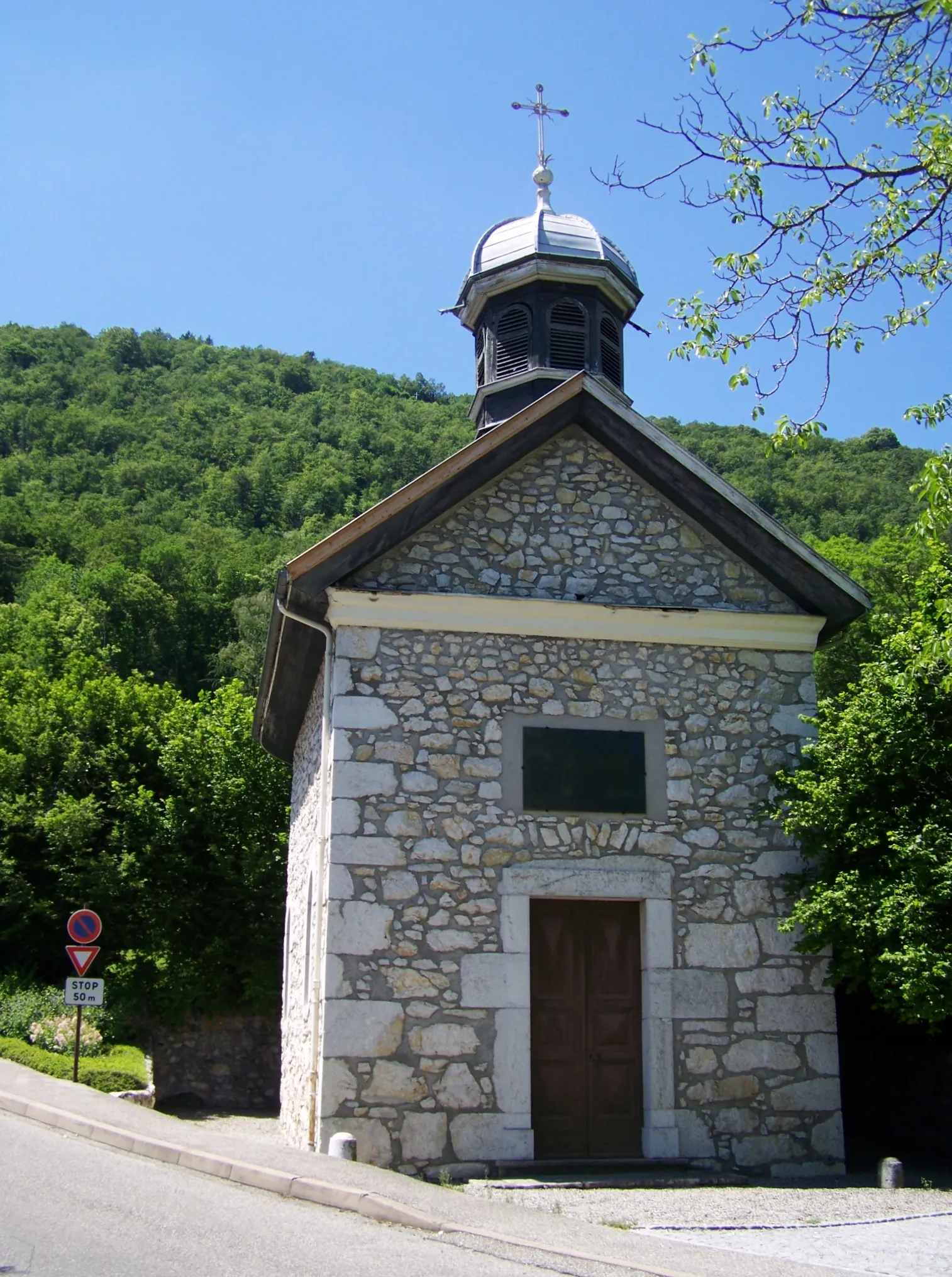 Photo showing: La chapelle de Létraz (1837) chapel, belonging to the French commune of Sevrier near Annecy in Haute-Savoie.