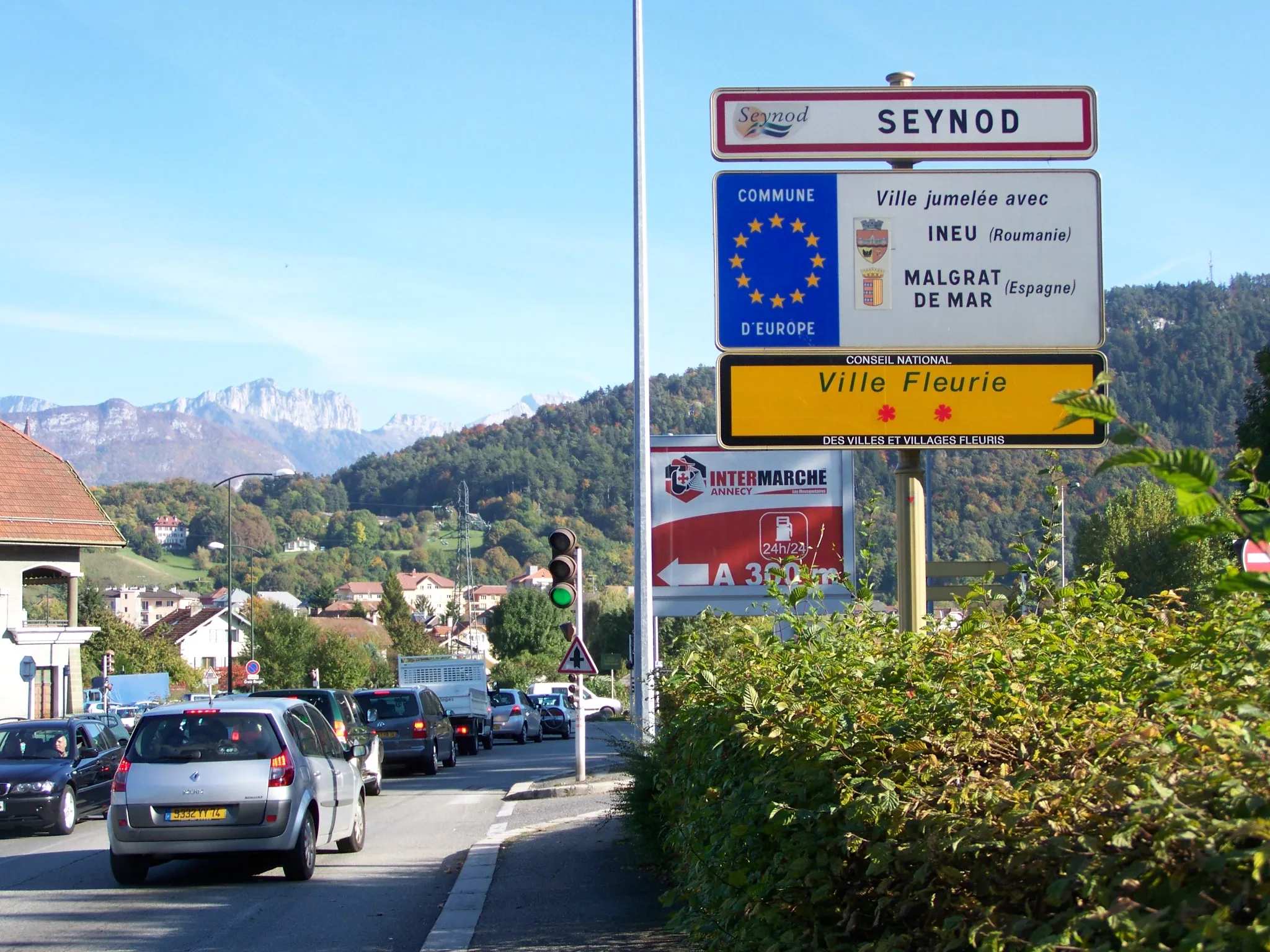 Photo showing: Sign welcoming visitors to the French commune of Seynod near Annecy in Haute-Savoie.