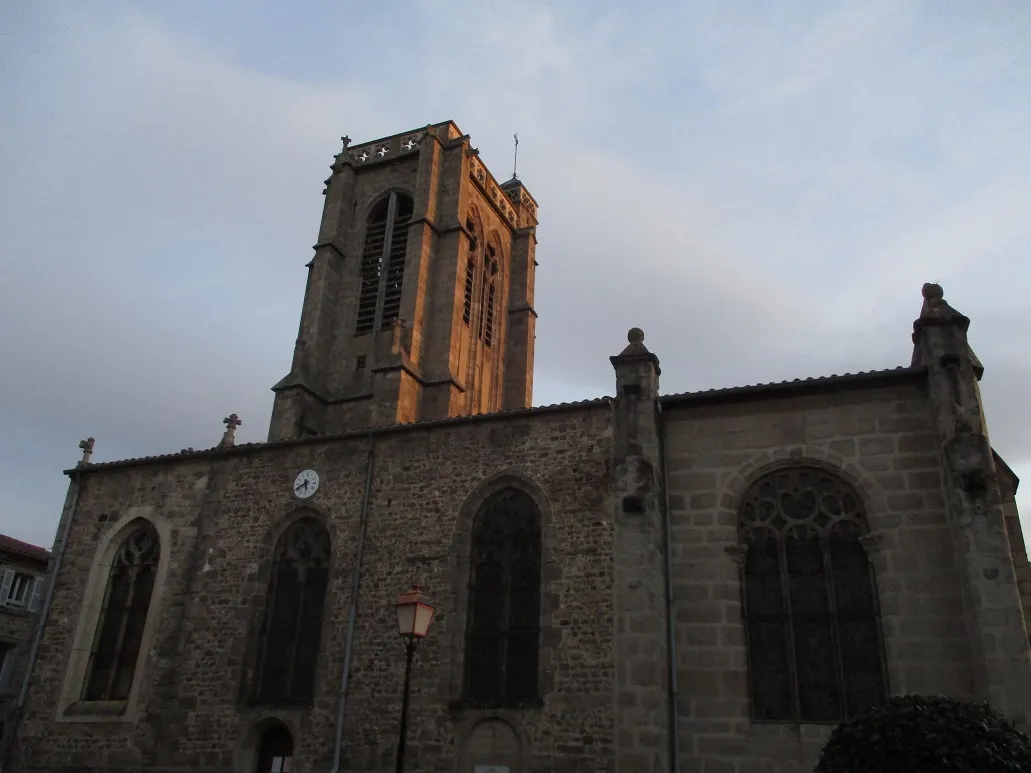 Photo showing: Façade nord de l'église de Sury le Comtal. Parties XVIe à XIXe siècle.