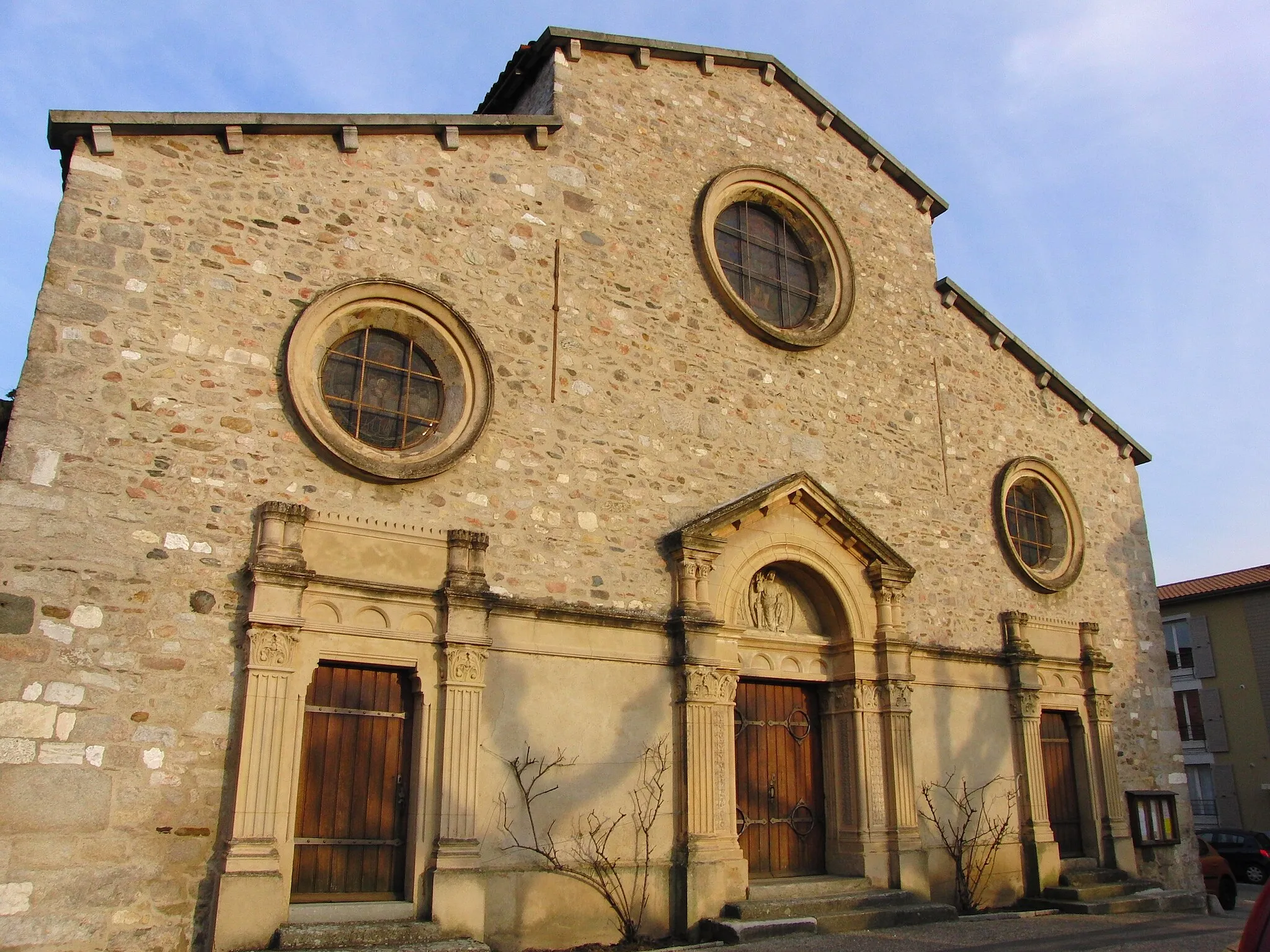 Photo showing: Taluyers church, front view, Rhône, France
