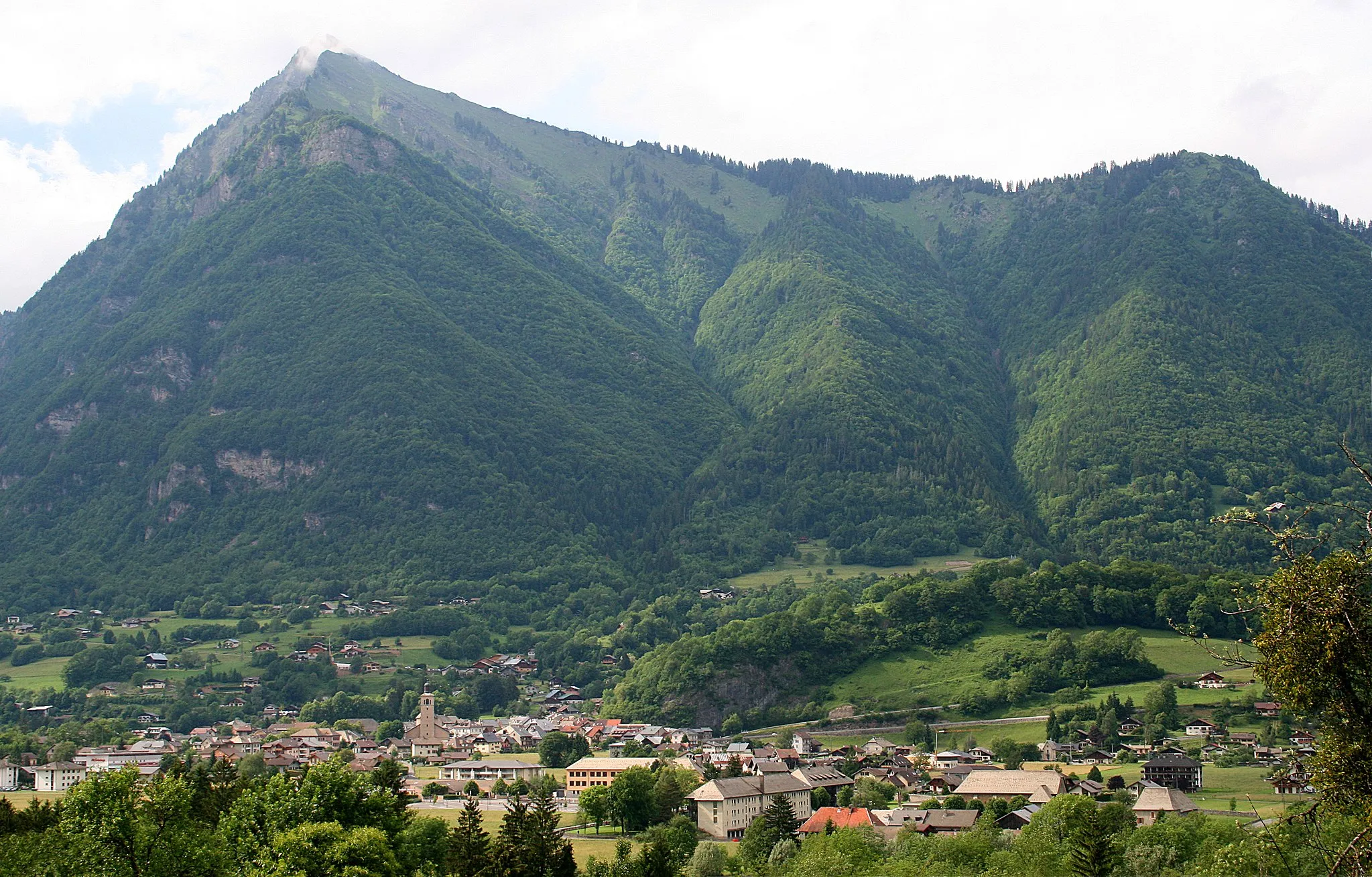 Photo showing: Taninges (Haute-Savoie - France), the village at the foot of the Pic de Marcelly.